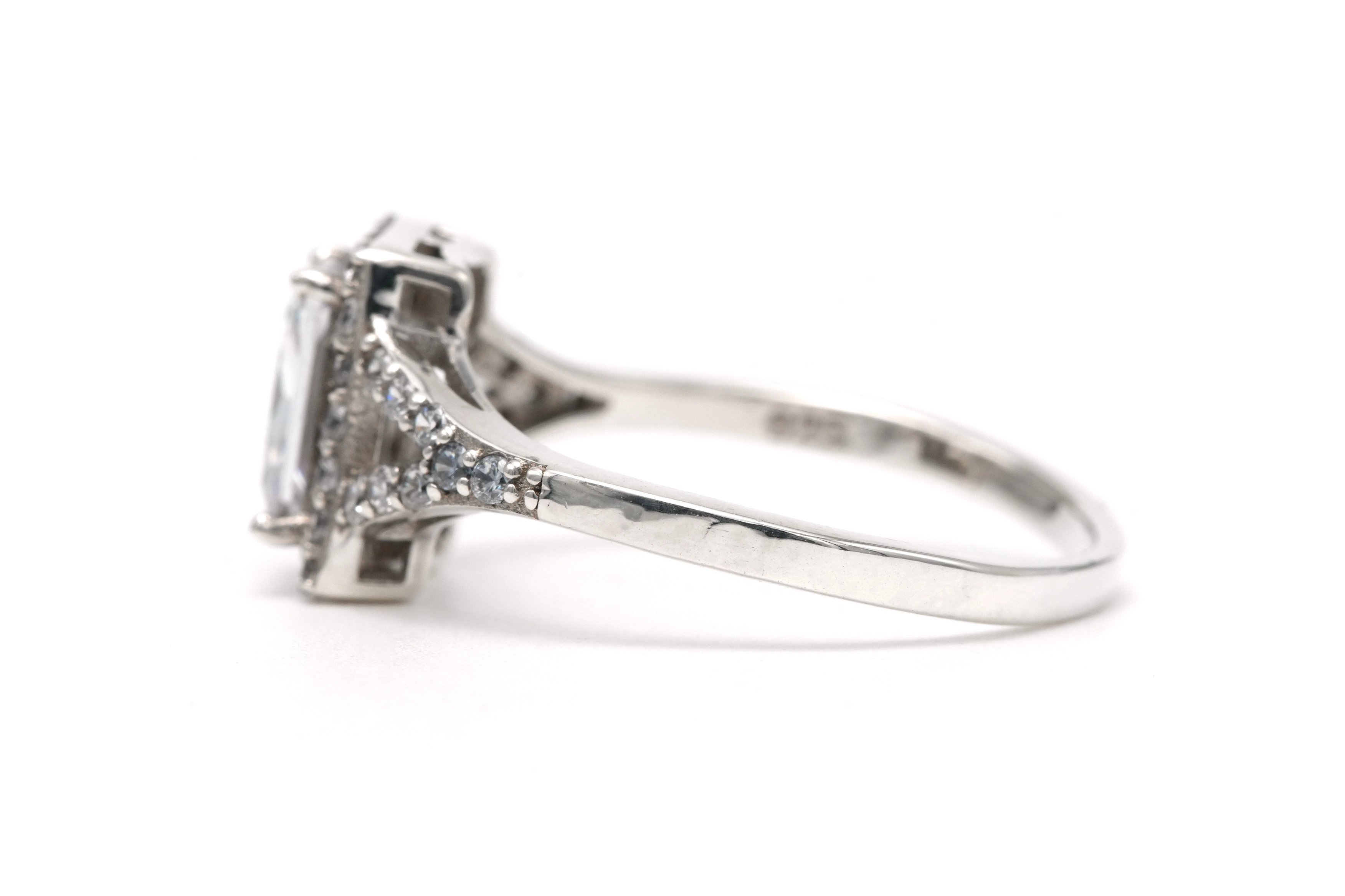 Bague contemporaine en argent 925 sertie de zirconiums - 1