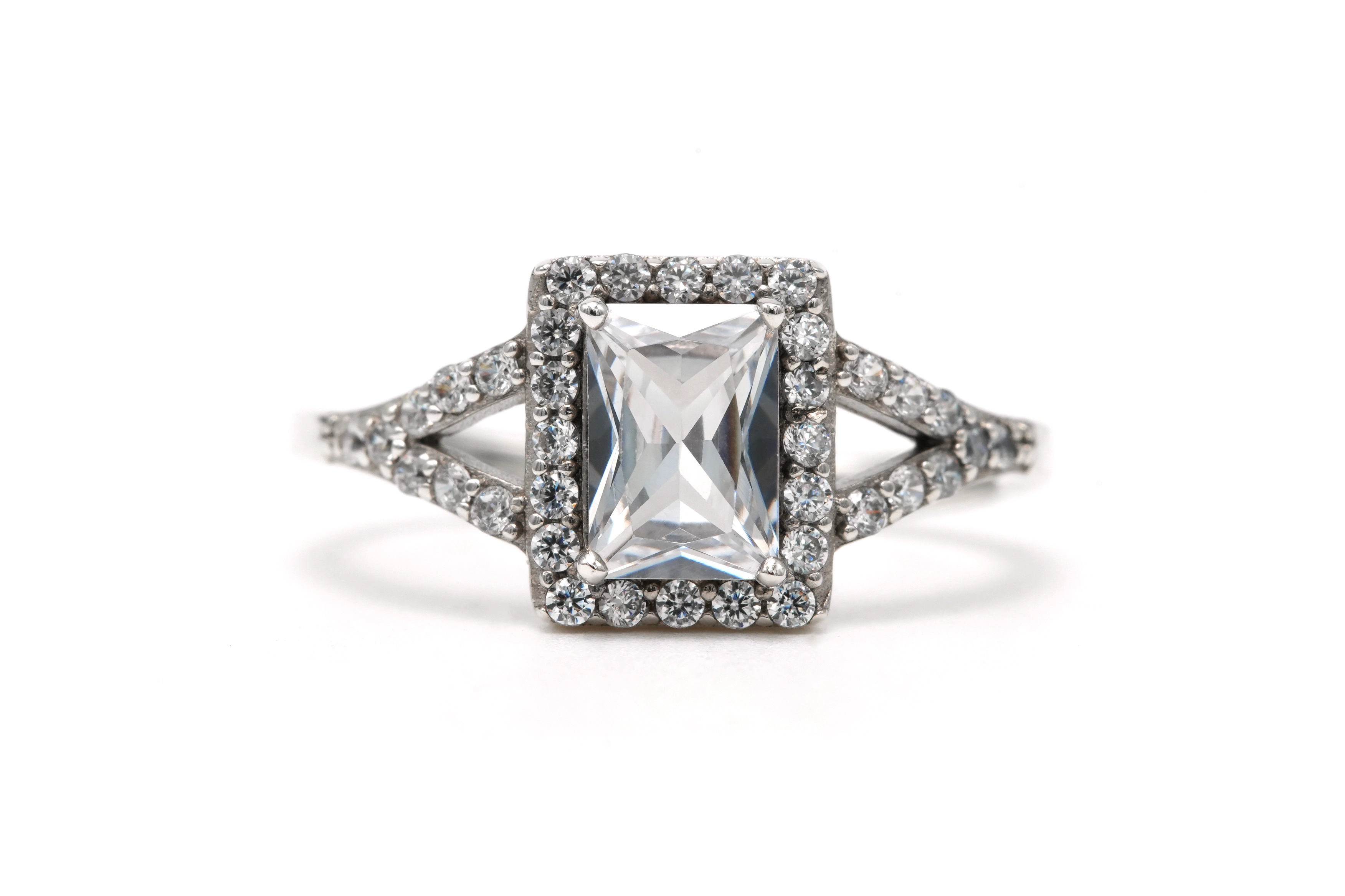 Bague contemporaine en argent 925 sertie de zirconiums - 1