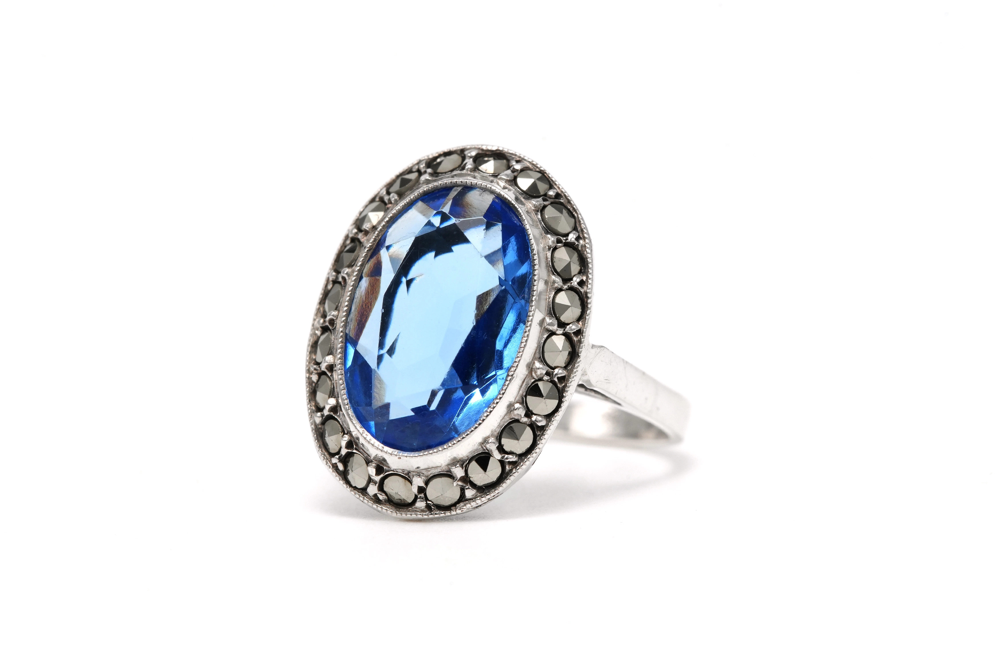 Bague Art Déco en argent sertie d'une spinelle synthétique et de marcassites - 2