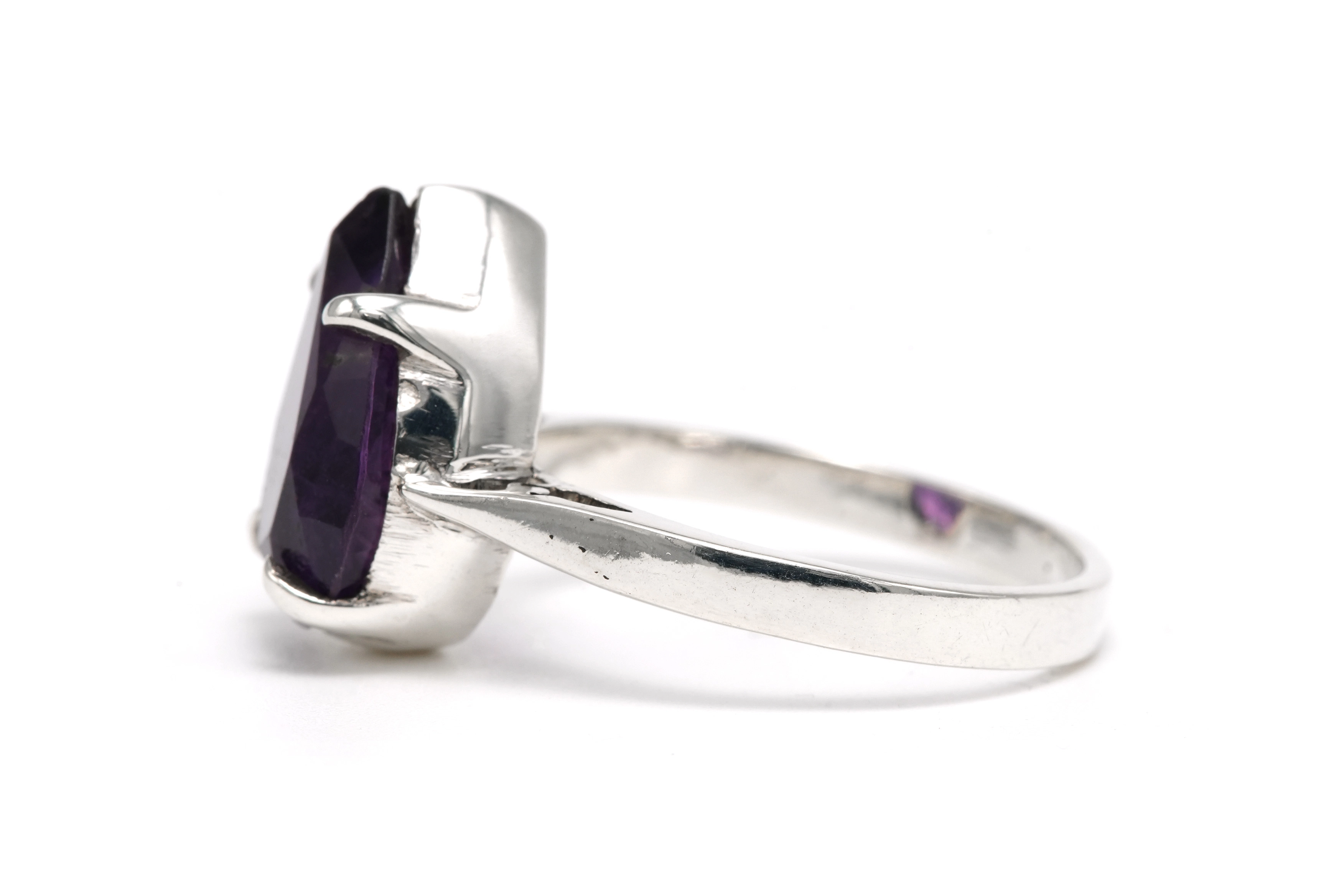 Bague contemporaine en argent sertie d'une améthyste - 3