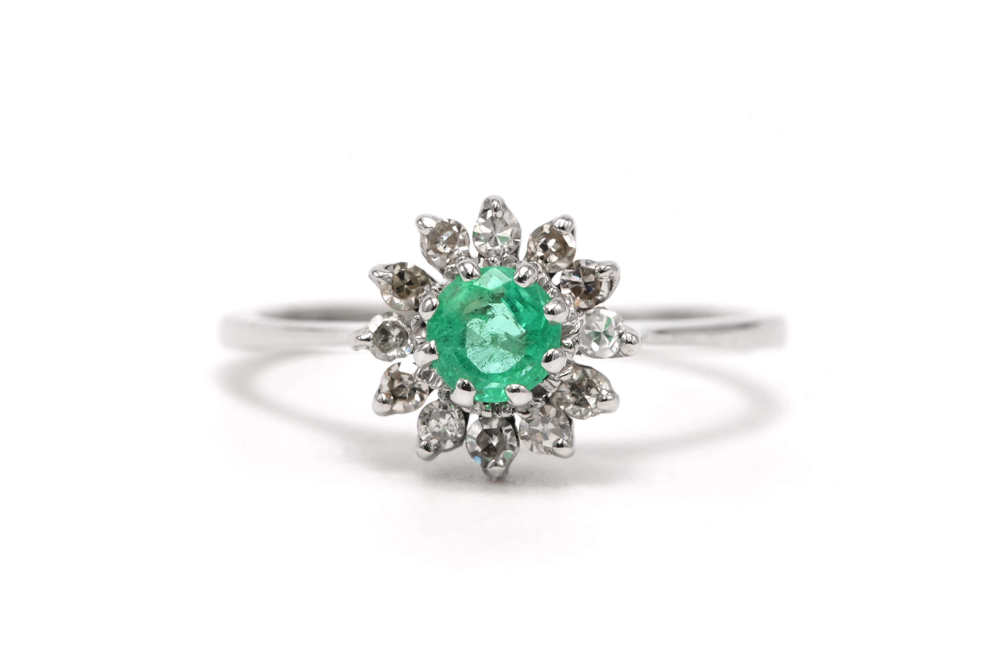 Bague Années 70 en or blanc 18 carats sertie d'une émeraude et de diamants taille "brillant" (+-0.24ct) - 1