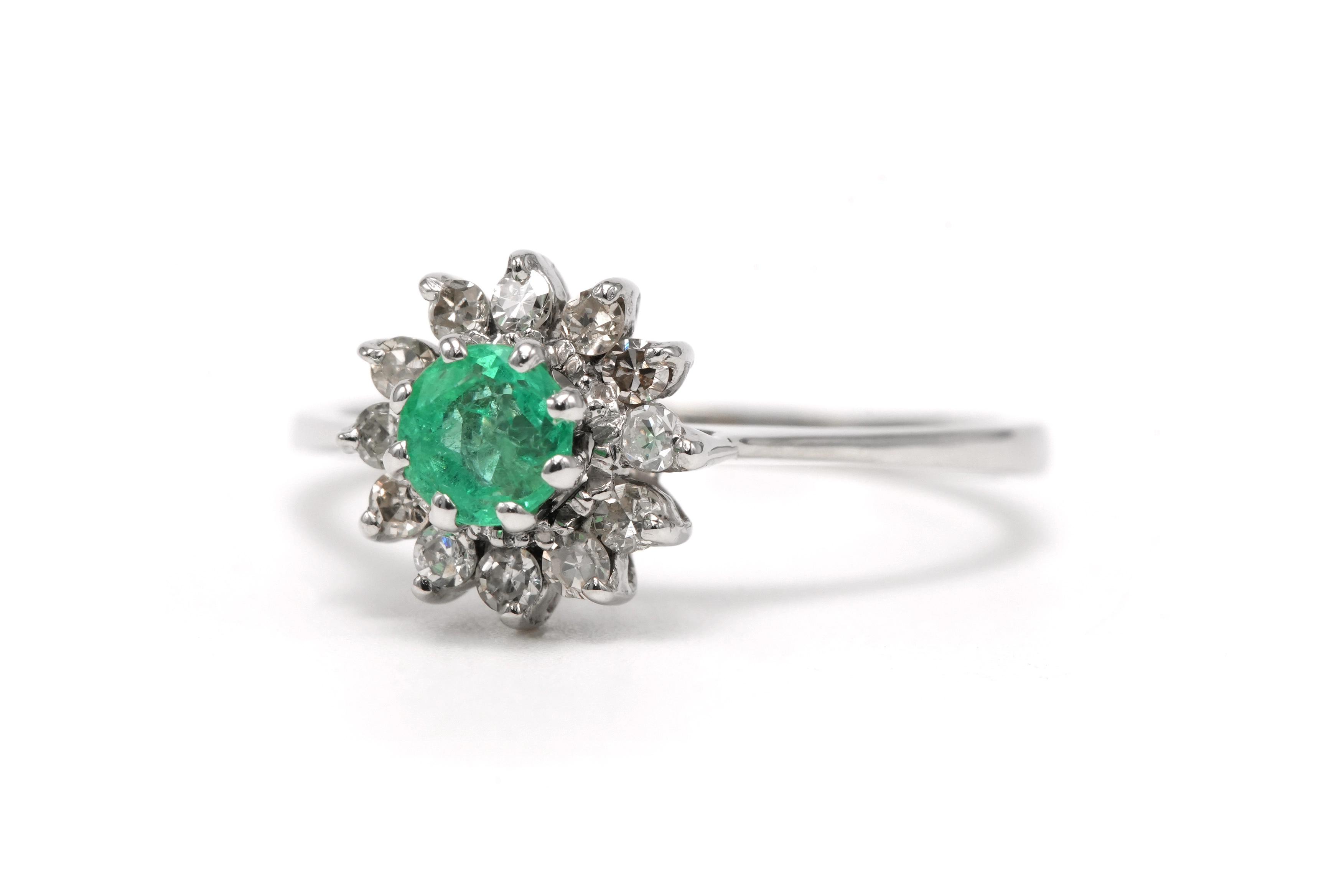 Bague Années 70 en or blanc 18 carats sertie d'une émeraude et de diamants taille "brillant" (+-0.24ct) - 2