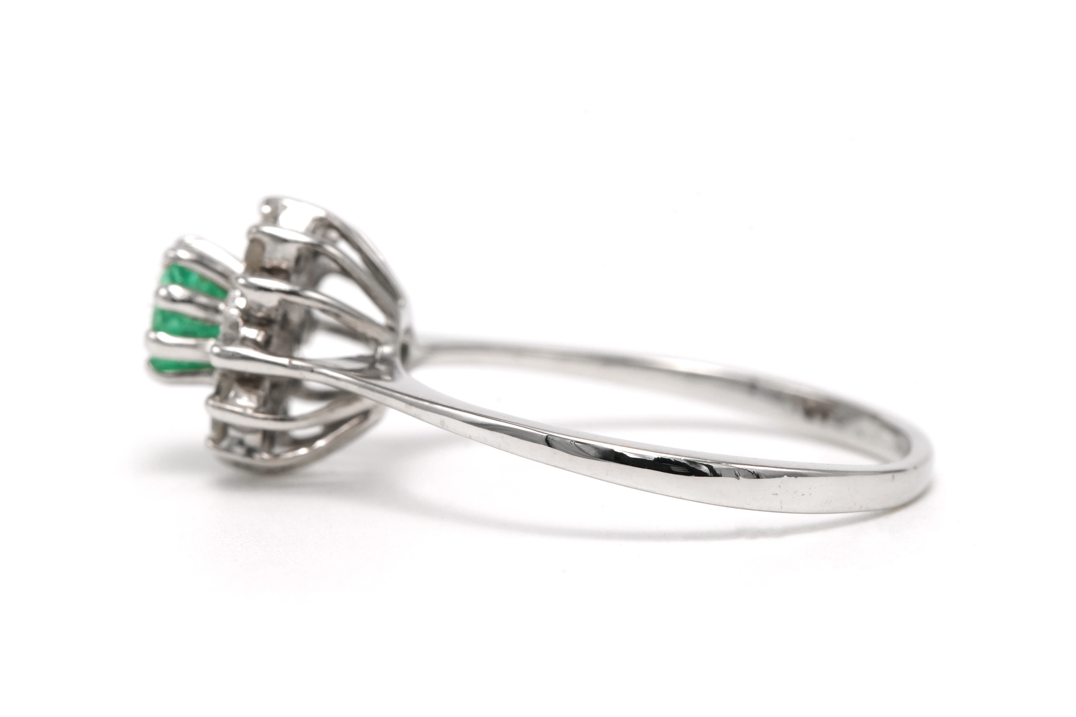 Bague Années 70 en or blanc 18 carats sertie d'une émeraude et de diamants taille "brillant" (+-0.24ct) - 3