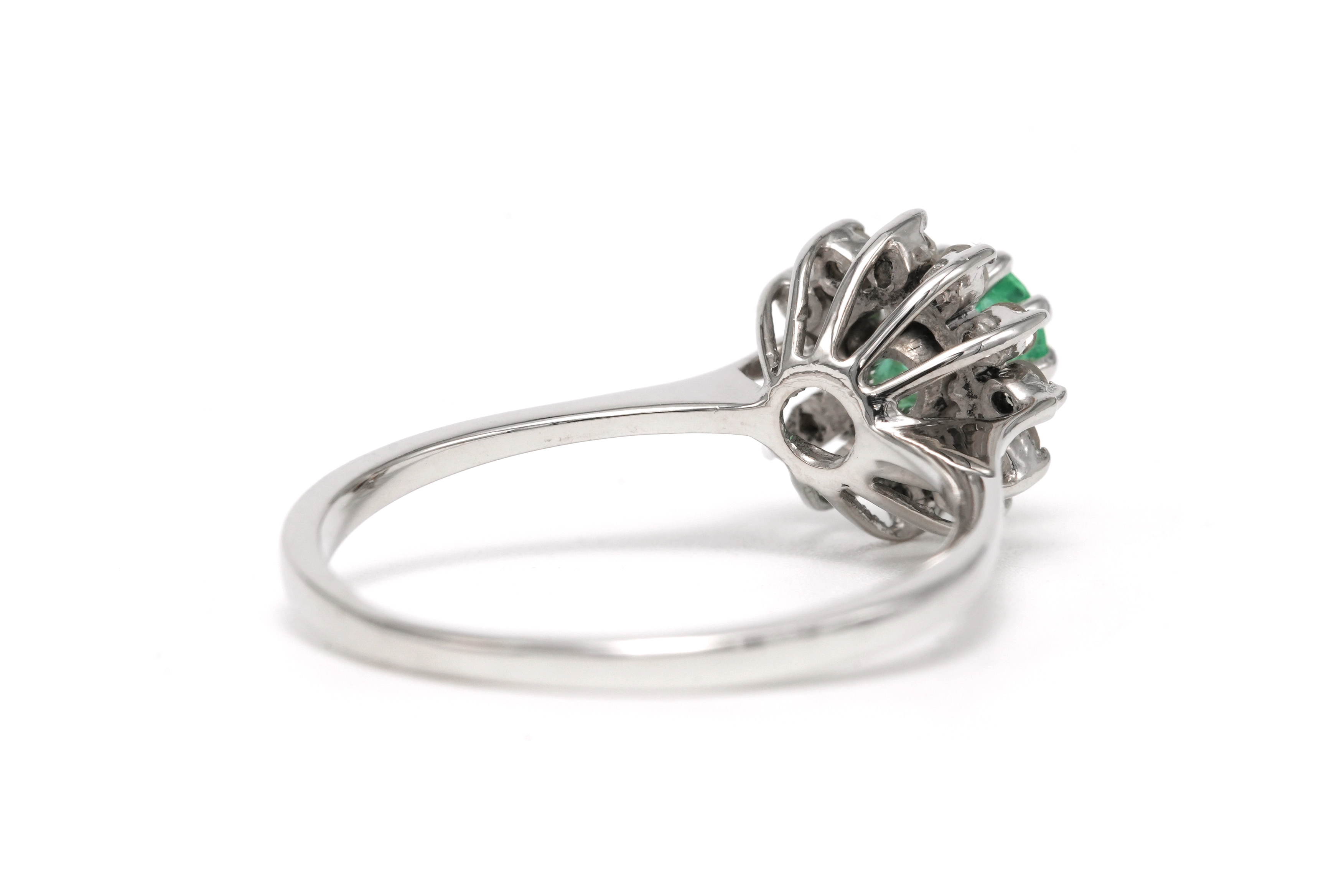 Bague Années 70 en or blanc 18 carats sertie d'une émeraude et de diamants taille "brillant" (+-0.24ct) - 5