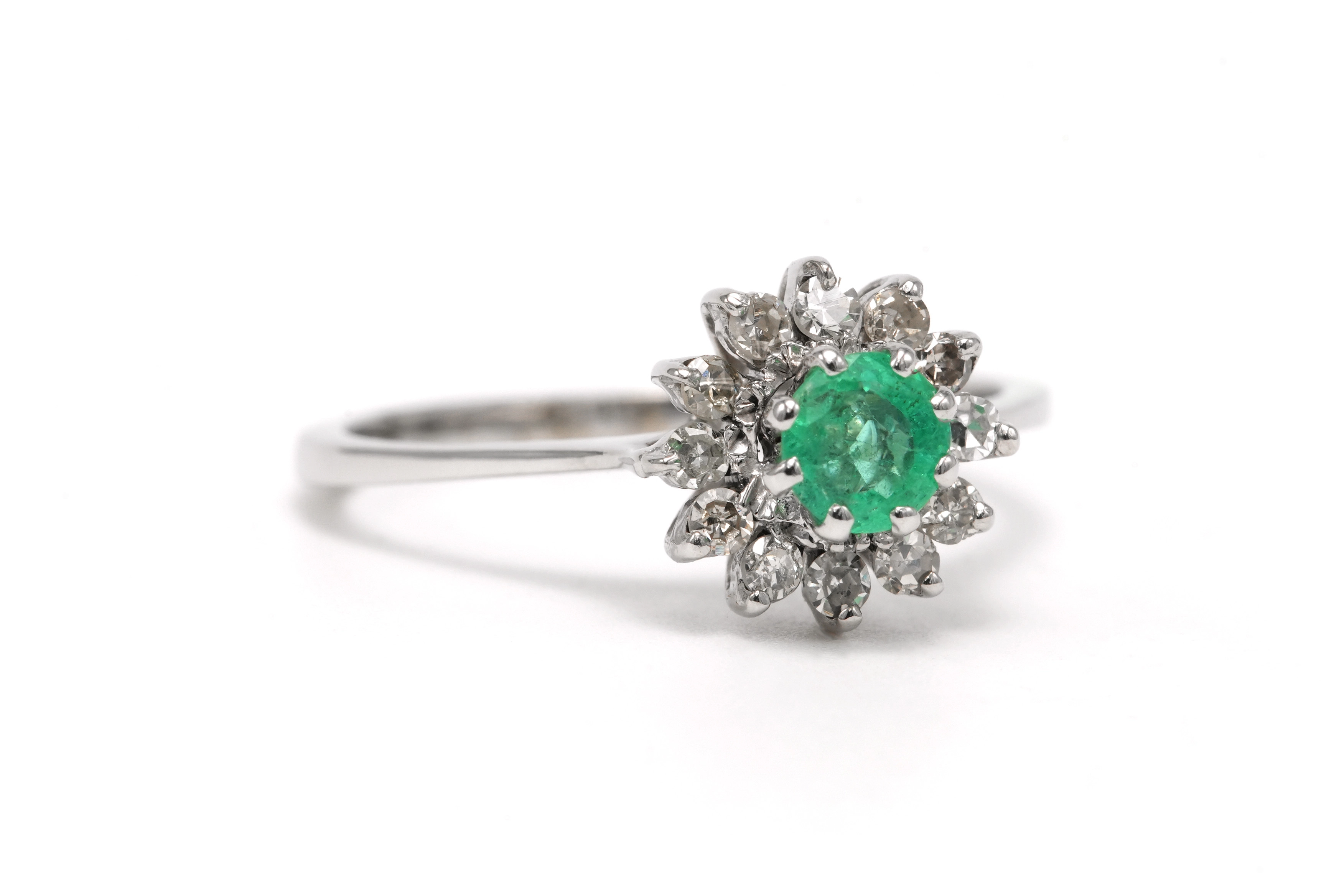 Bague Années 70 en or blanc 18 carats sertie d'une émeraude et de diamants taille "brillant" (+-0.24ct) - 6