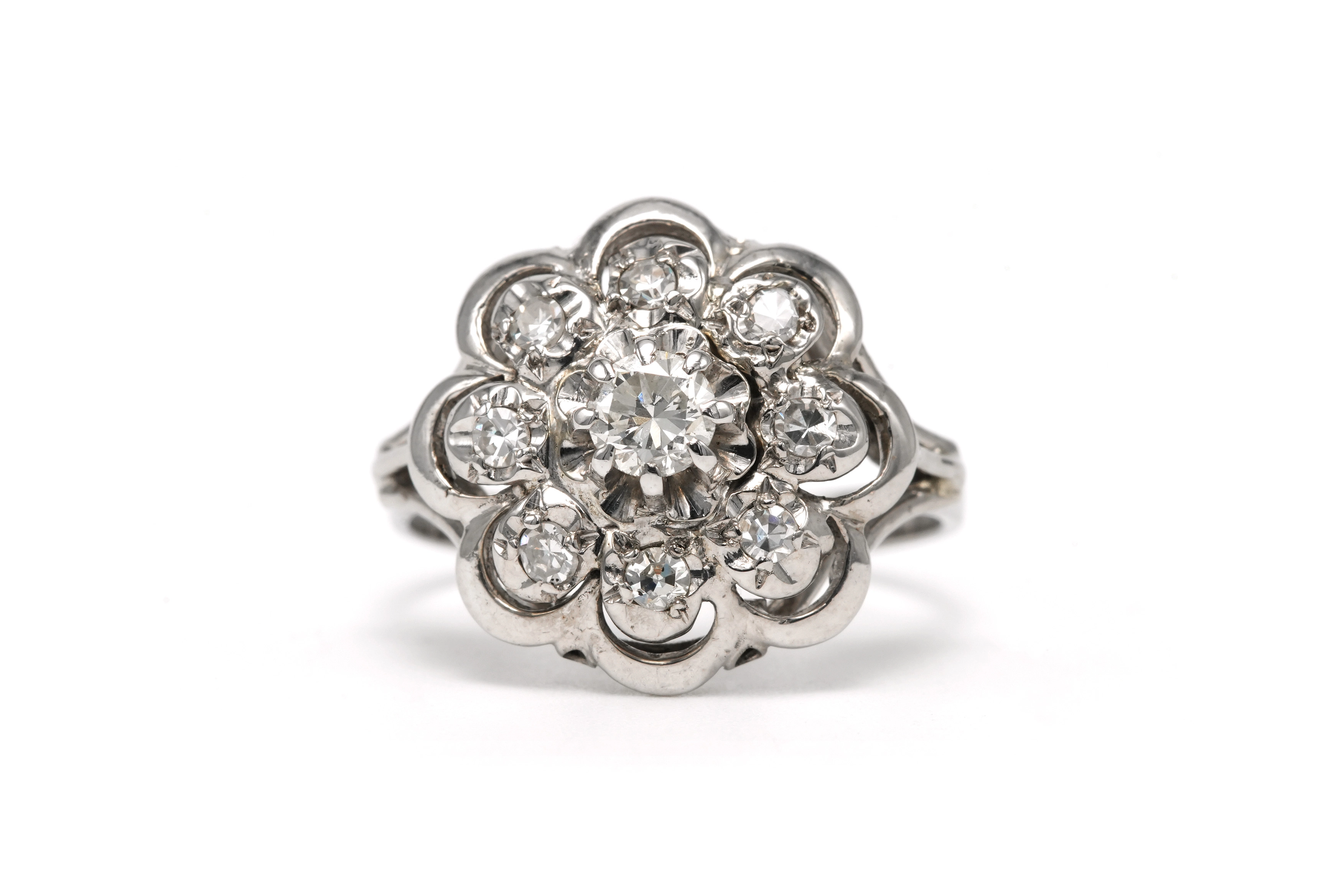 Bague Années 50 en or blanc 18 carats sertie d'un diamant taille "brillant" (+-0.20 ct) et de diamants taille "8/8" - 1