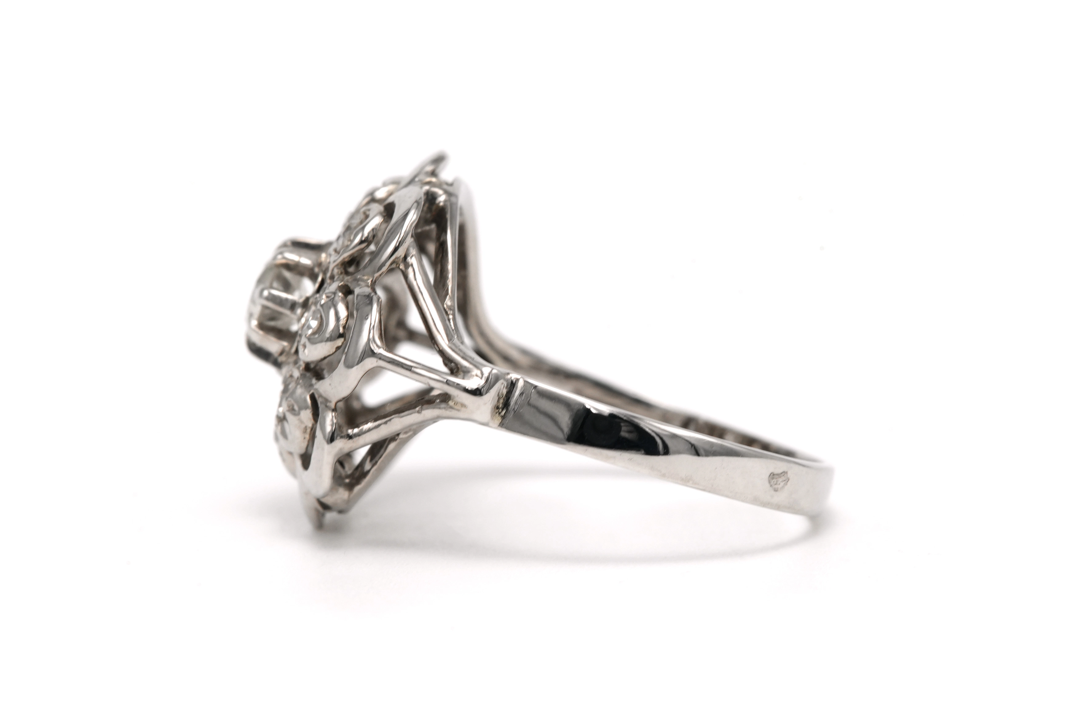 Bague Années 50 en or blanc 18 carats sertie d'un diamant taille "brillant" (+-0.20 ct) et de diamants taille "8/8" - 3