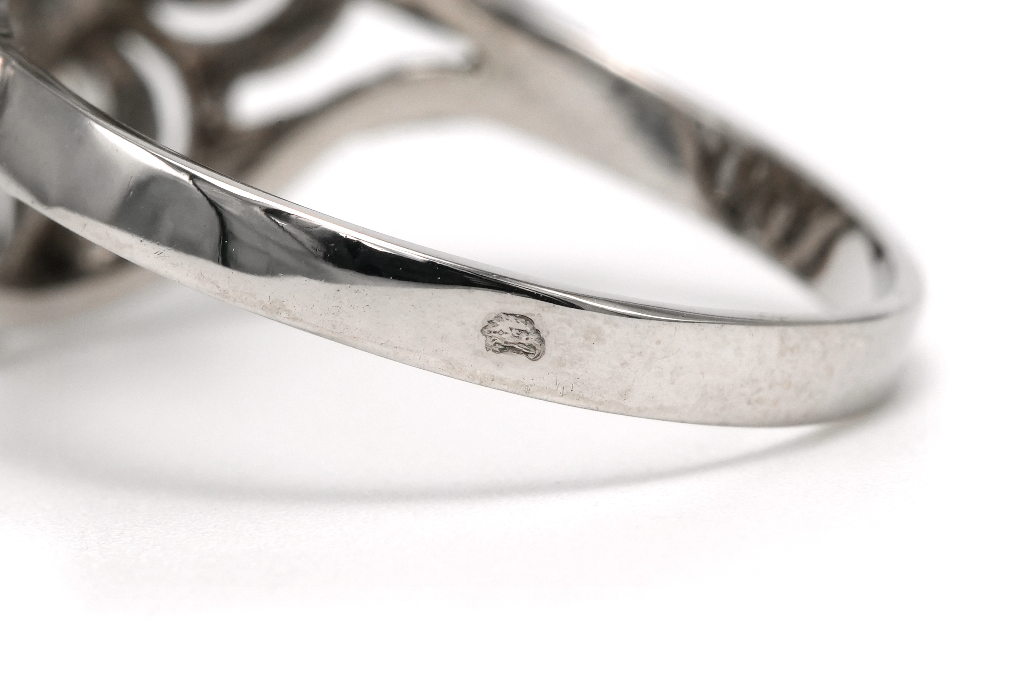 Bague Années 50 en or blanc 18 carats sertie d'un diamant taille "brillant" (+-0.20 ct) et de diamants taille "8/8" - 4