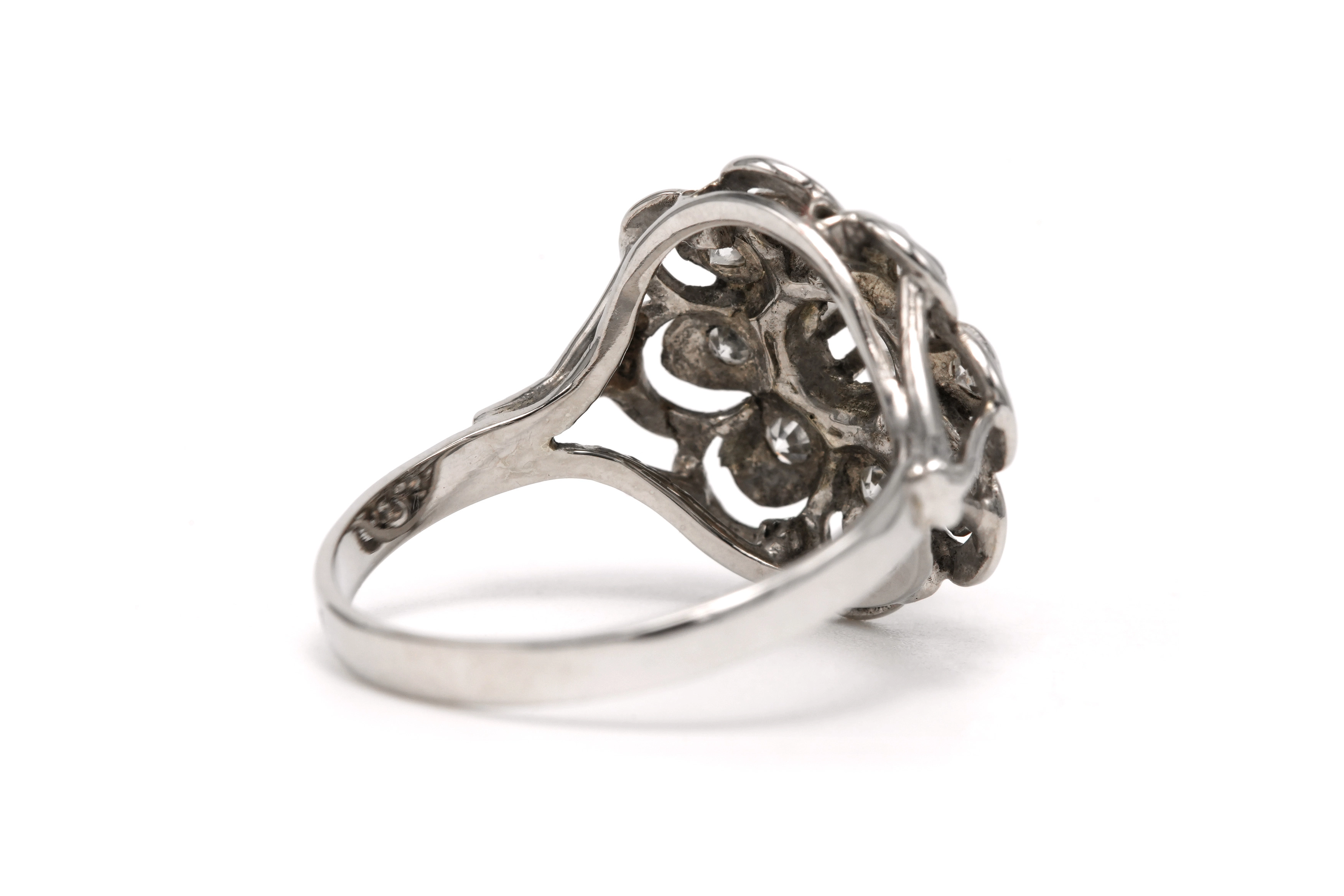 Bague Années 50 en or blanc 18 carats sertie d'un diamant taille "brillant" (+-0.20 ct) et de diamants taille "8/8" - 6