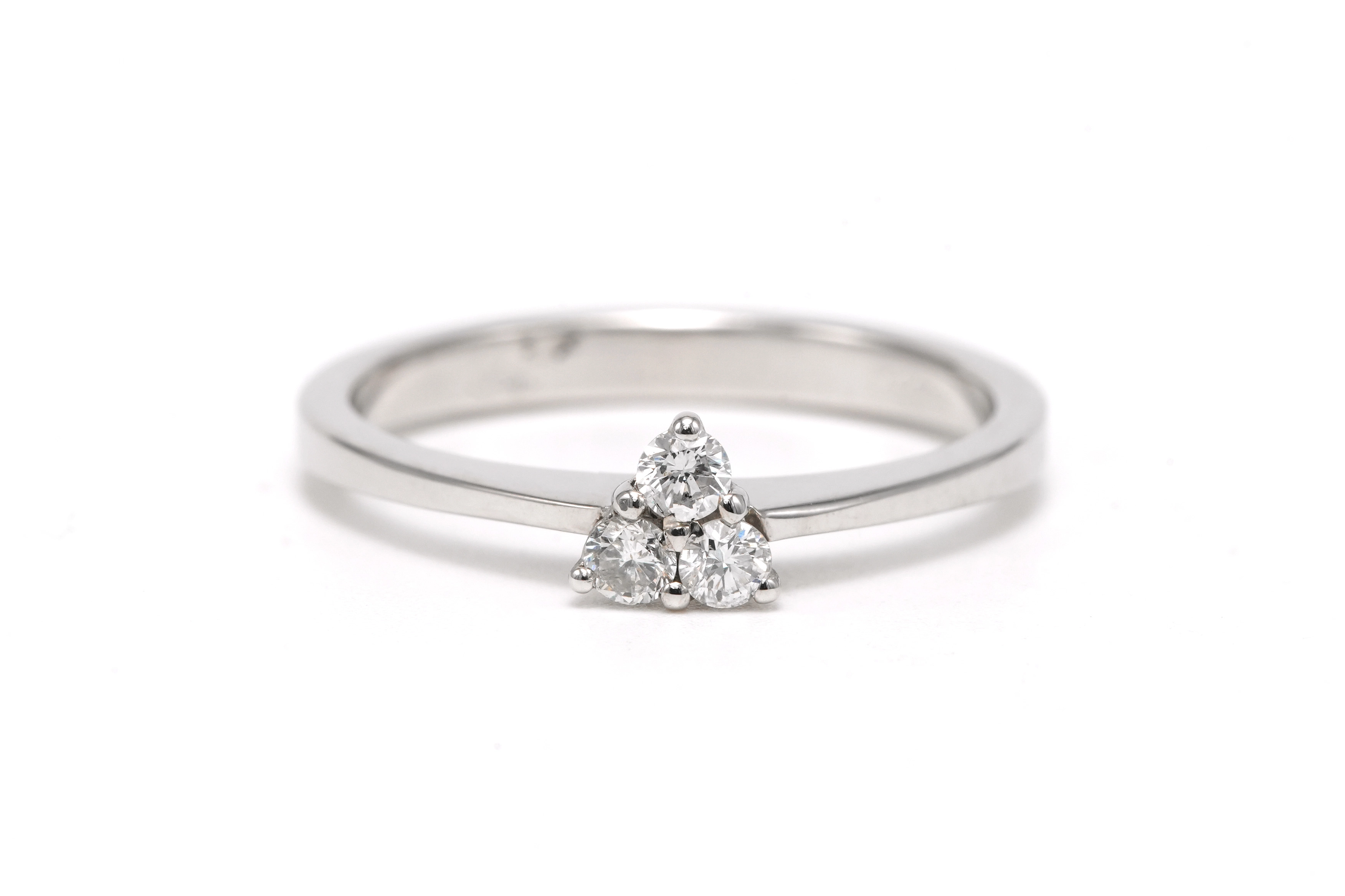 Bague contemporaine en or blanc 18 carats sertie de diamants taille "brillant" (+-0.09ct) - 1