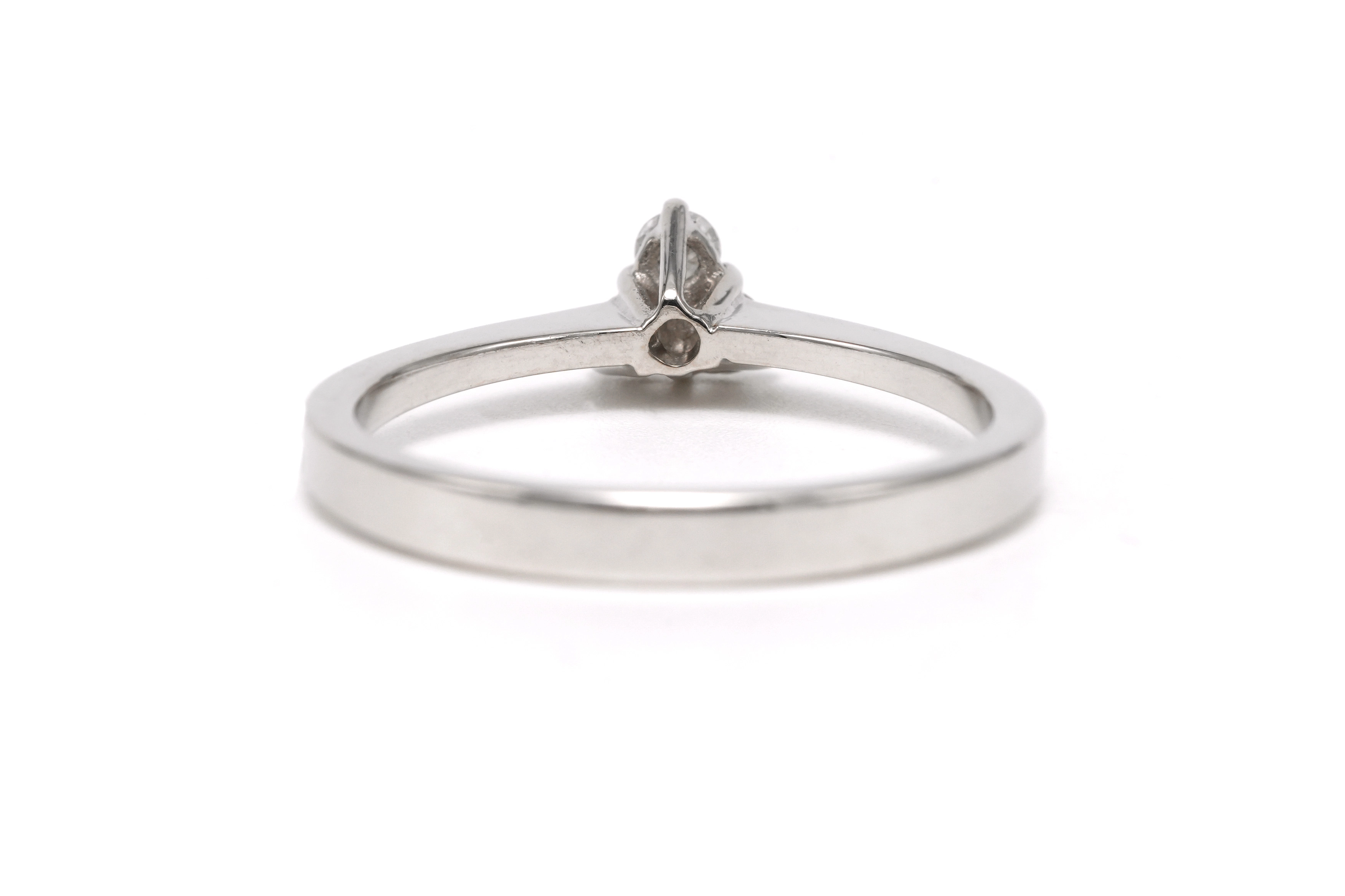 Bague contemporaine en or blanc 18 carats sertie de diamants taille "brillant" (+-0.09ct) - 4