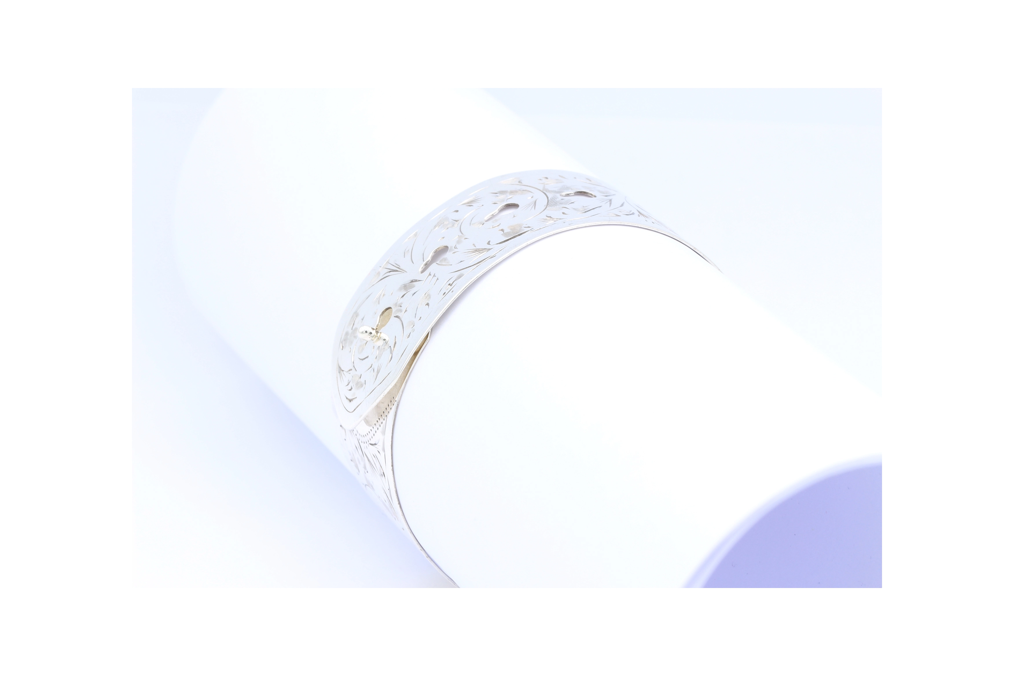 Bracelet "Manchette" Victorienne (1850), Grande Bretagne, argent 925 gravée main-The Vintage Workshop