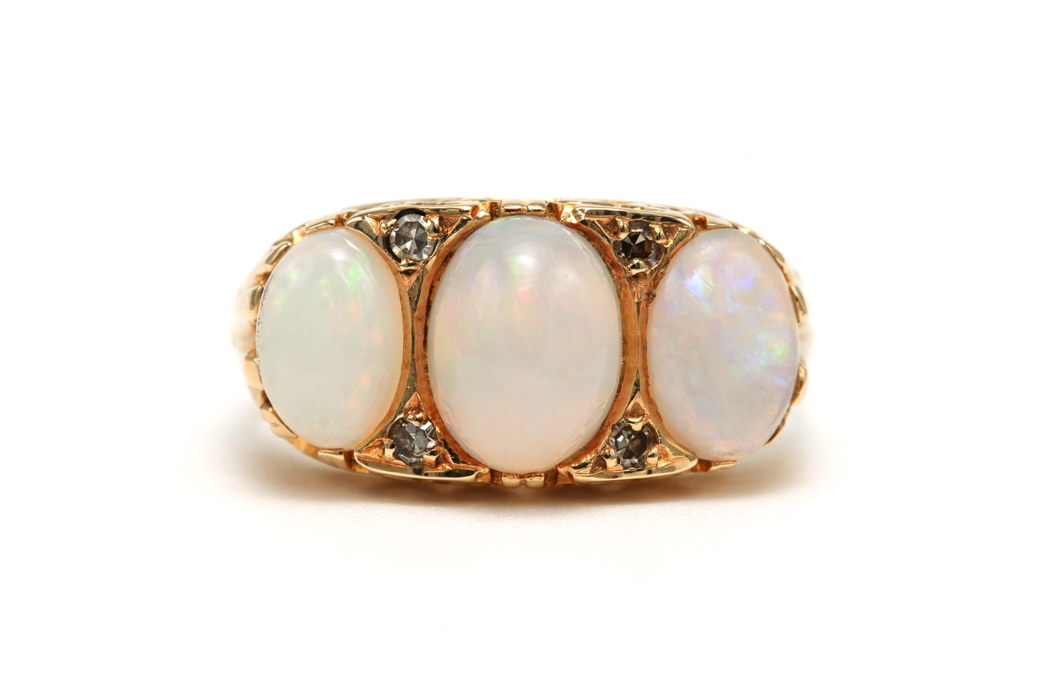 Bague Napoléon III en or jaune 9 carats sertie d'opales et de diamants taille "rose" - 1