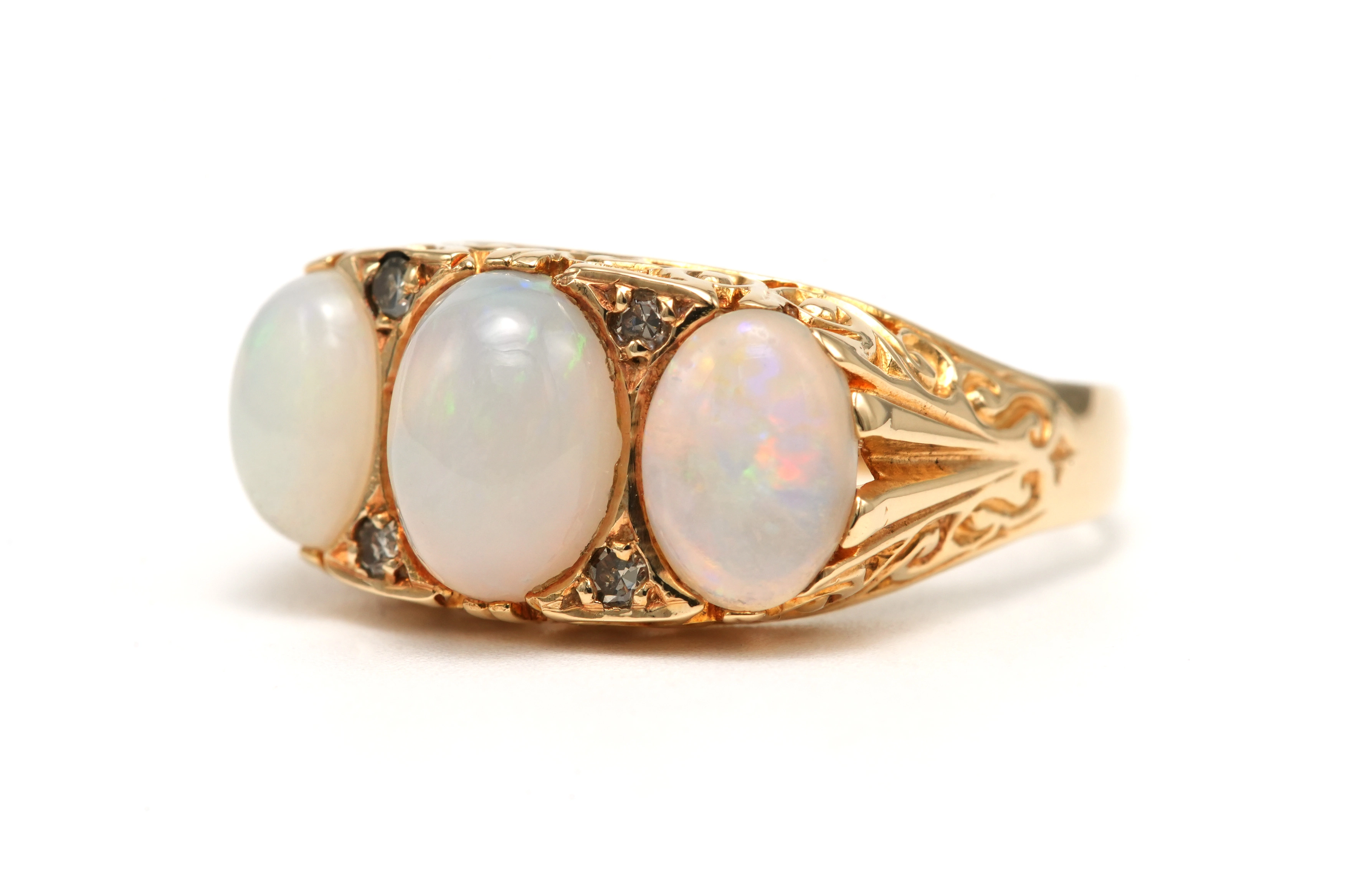 Bague Napoléon III en or jaune 9 carats sertie d'opales et de diamants taille "rose" - 2