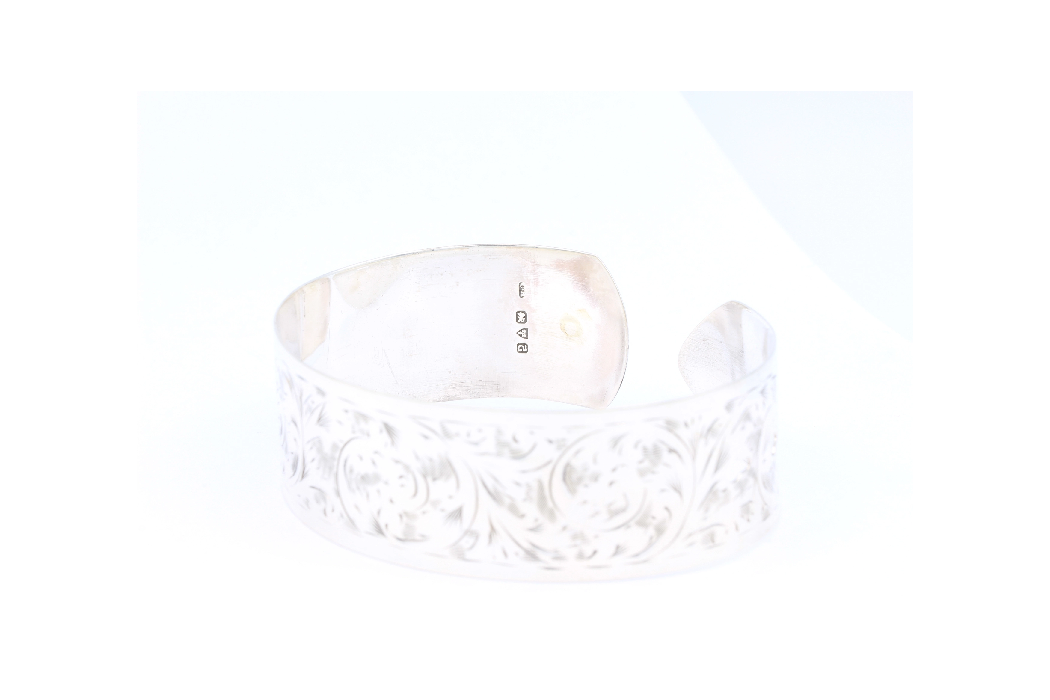 Bracelet "Manchette" Victorienne (1850), Grande Bretagne, argent 925 gravée main-The Vintage Workshop