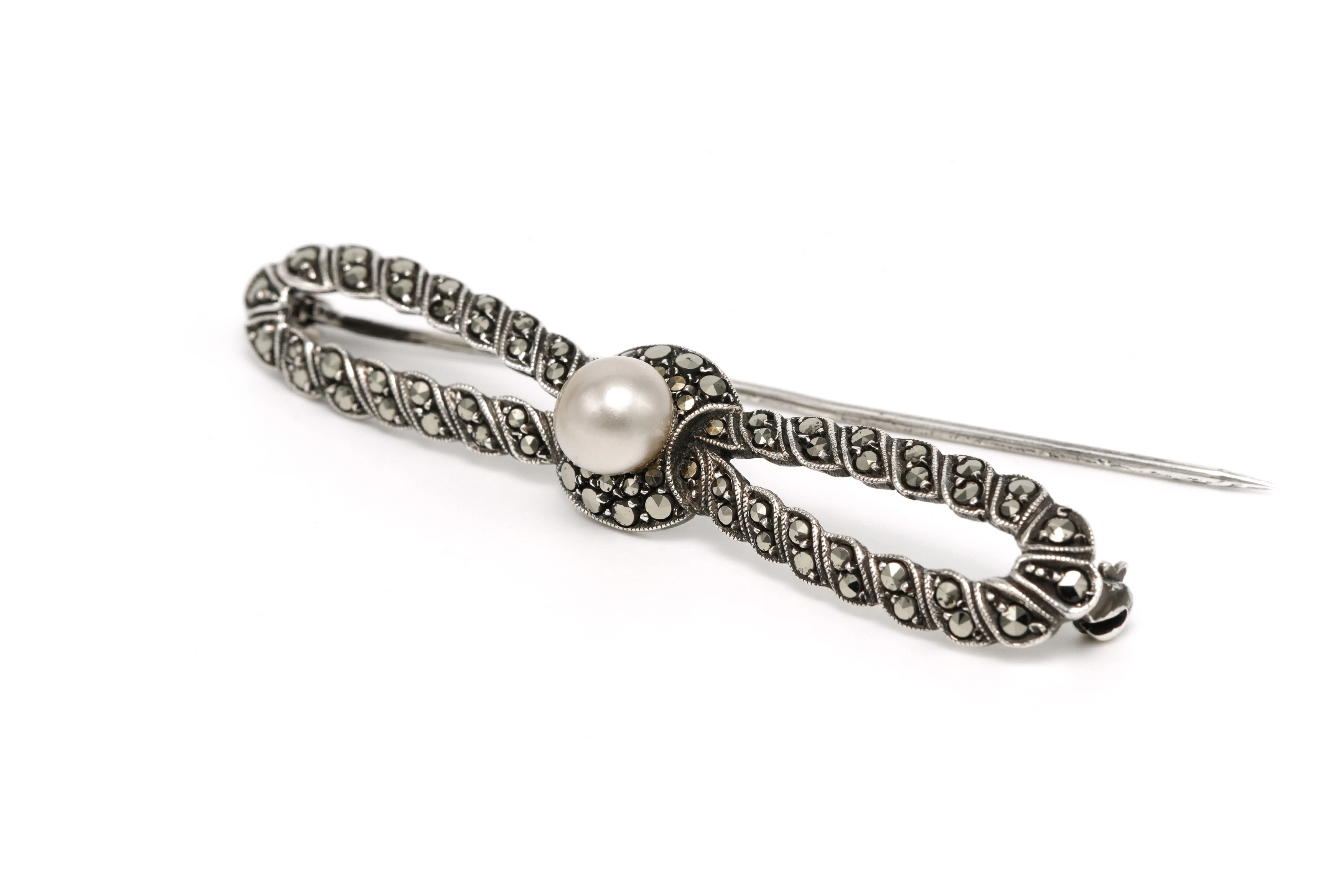 Broche Art Déco en argent 935 sertie d'une perle et de marcassites - 1