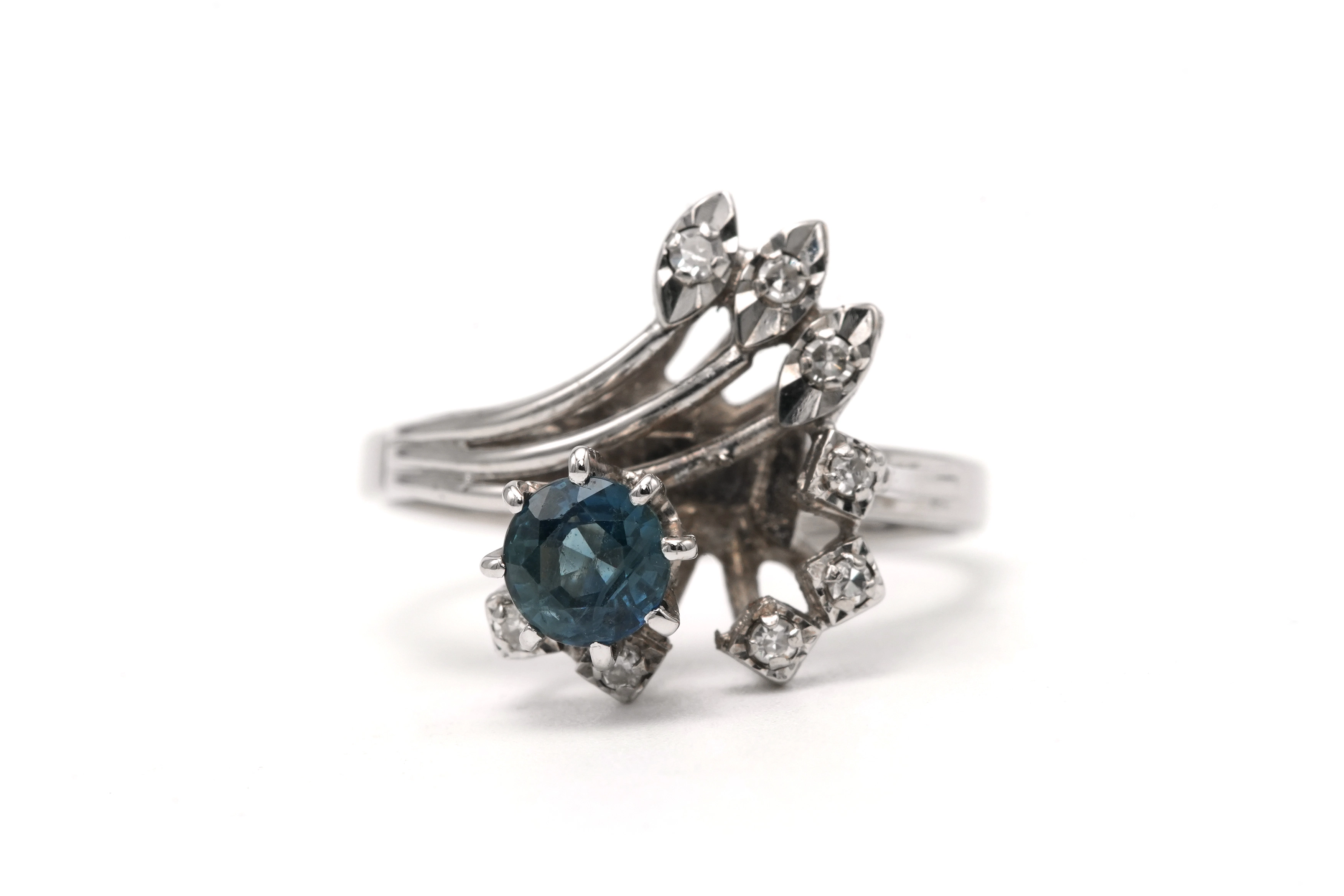 Bague contemporaine en or blanc 18 carats sertie d'un saphir et de diamants "taille" 8/8 - - 1