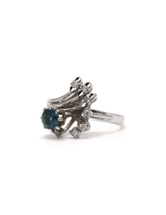 Bague contemporaine en or blanc 18 carats sertie d'un saphir et de diamants "taille" 8/8 - 2