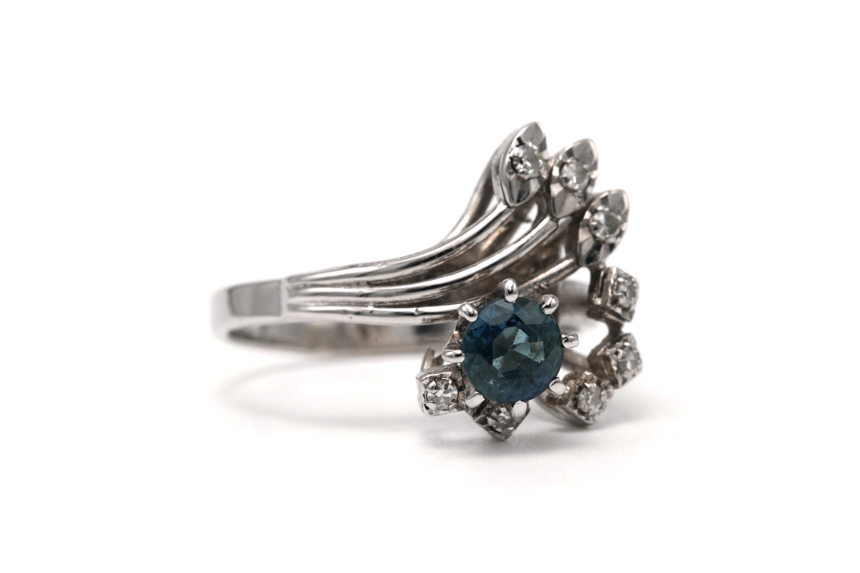 Bague contemporaine en or blanc 18 carats sertie d'un saphir et de diamants "taille" 8/8 - 6