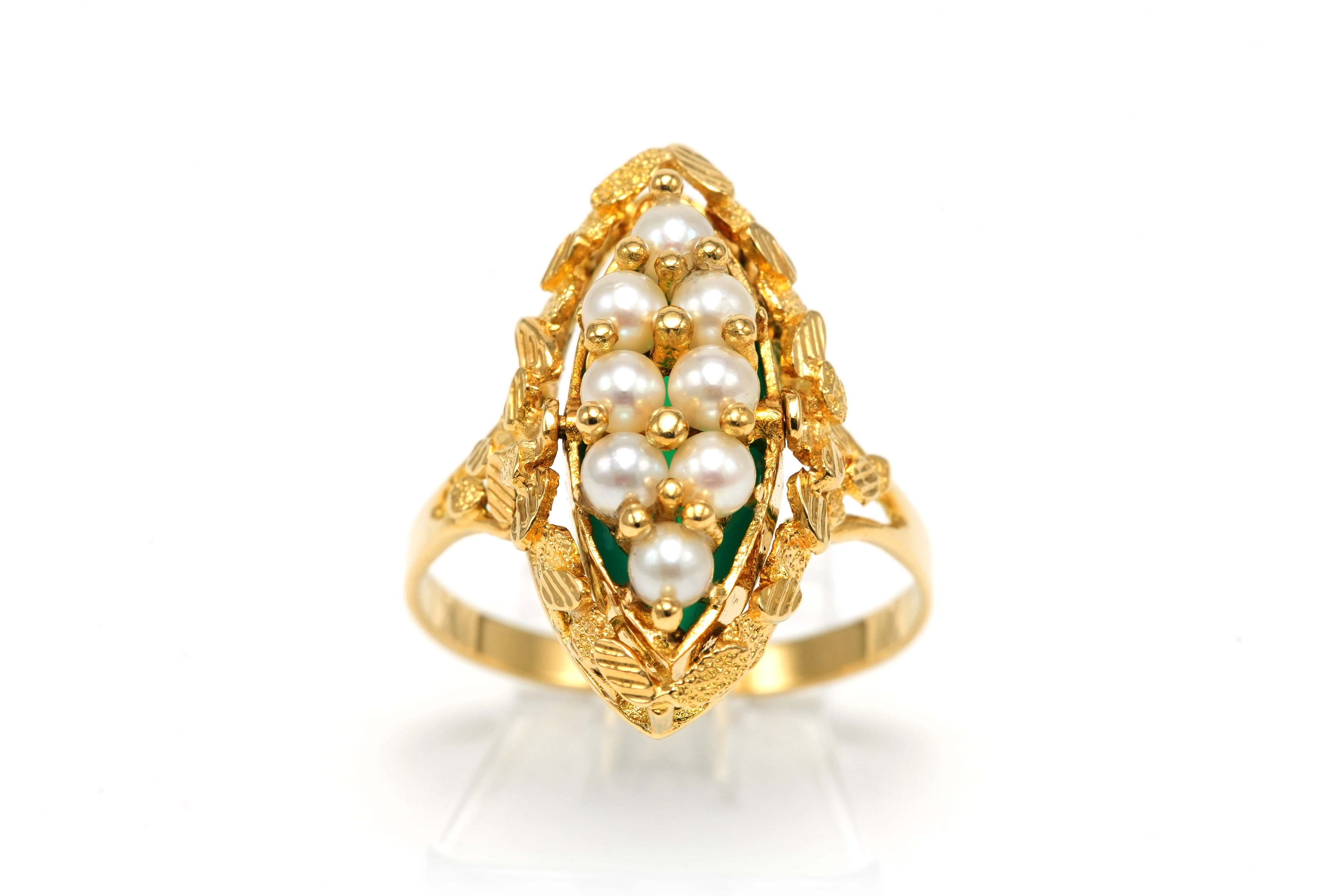 Bague Années 50 en or jaune 18 carats sertie de perles et d'une chrysoprase - - 1