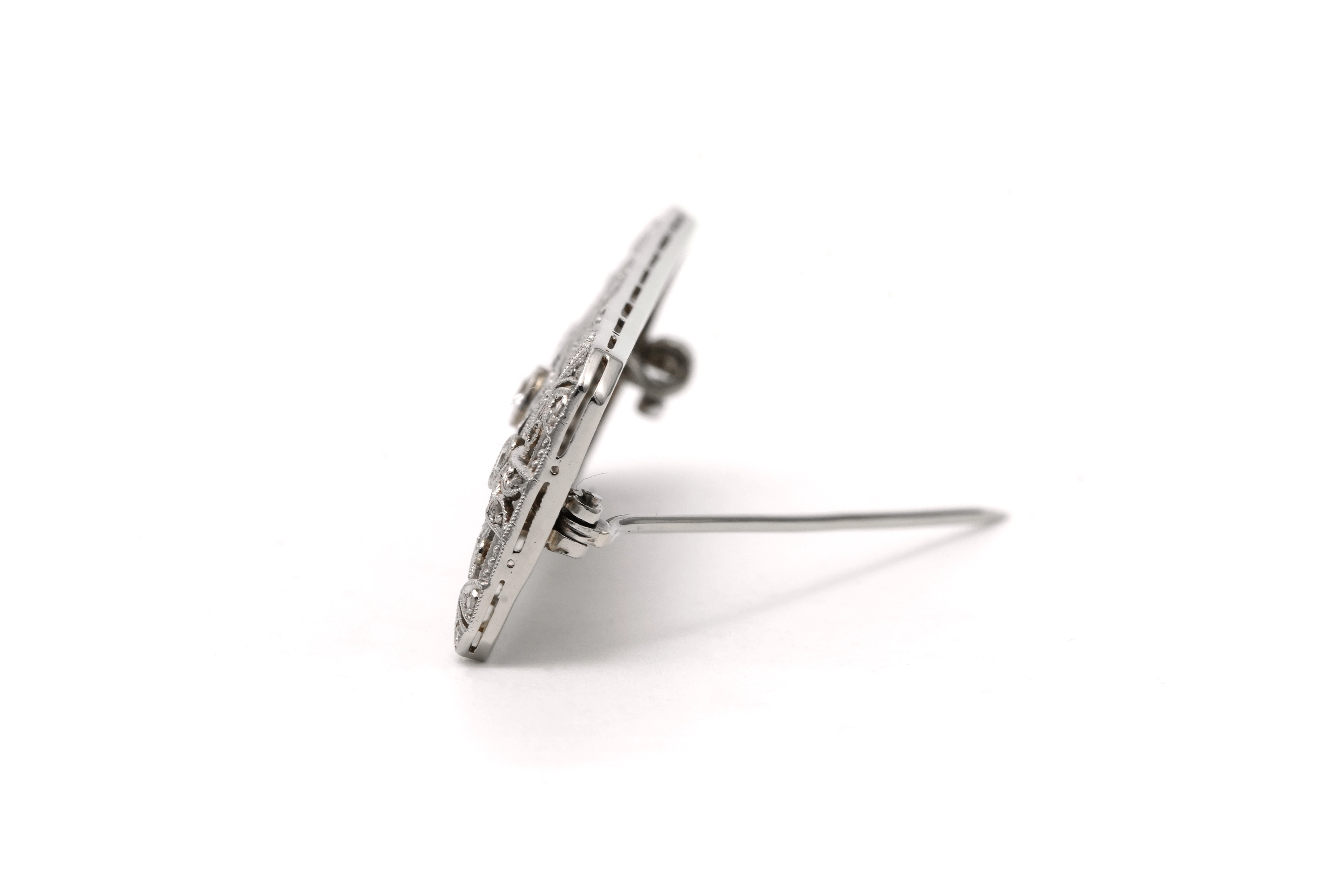 Broche Art Déco en or blanc 18 carats sertie de saphirs, d'un diamant "old cut", de taille "rose" et "8/8" - 3