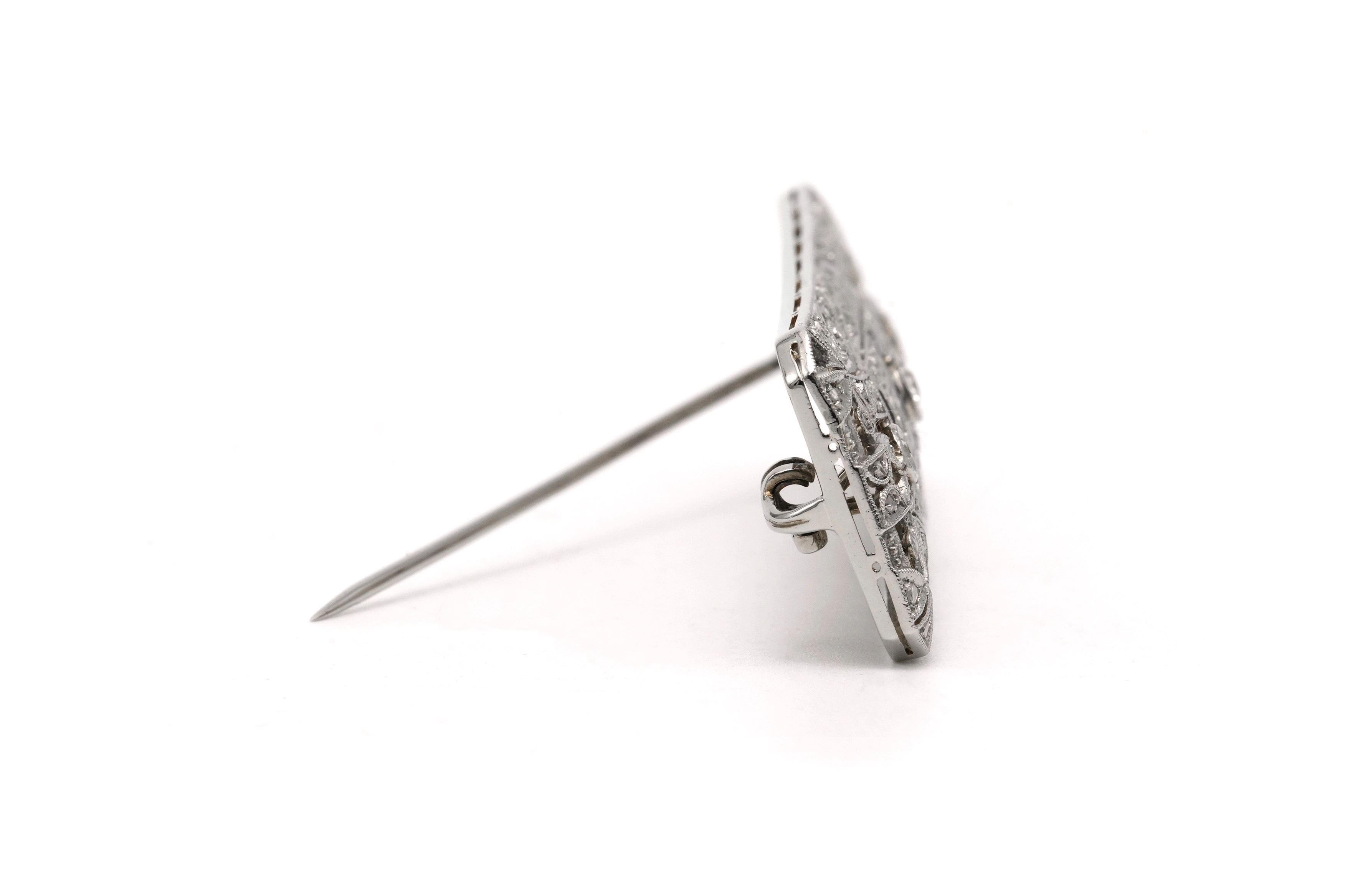 Broche Art Déco en or blanc 18 carats sertie de saphirs, d'un diamant "old cut", de taille "rose" et "8/8" - 5