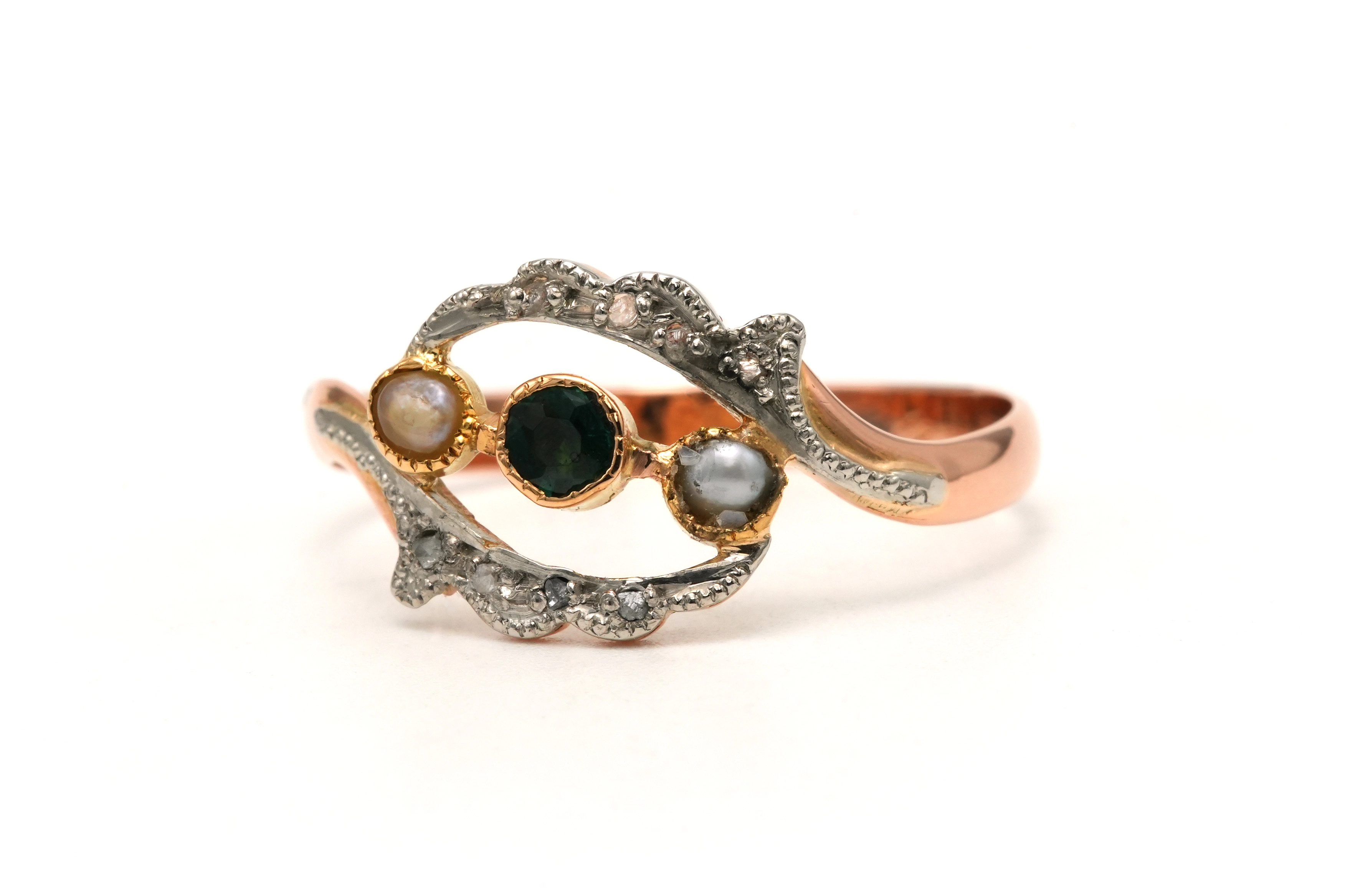 Bague Art Nouveau en or jaune 18 carats sertie d'une émeraude, de perles et de diamants taille "rose" - 2