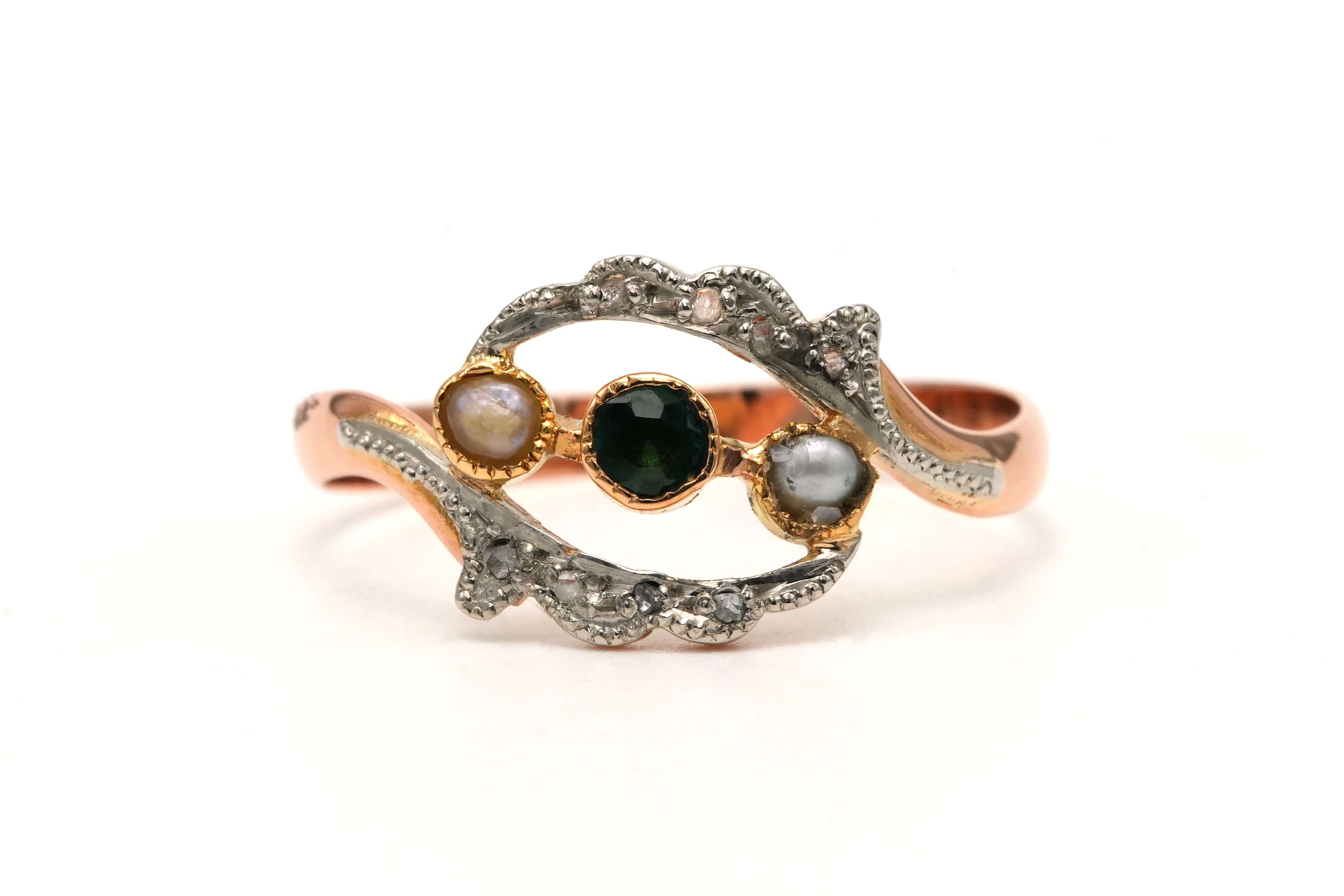 Bague Art Nouveau en or jaune 18 carats sertie d'une émeraude, de perles et de diamants taille "rose" - 1