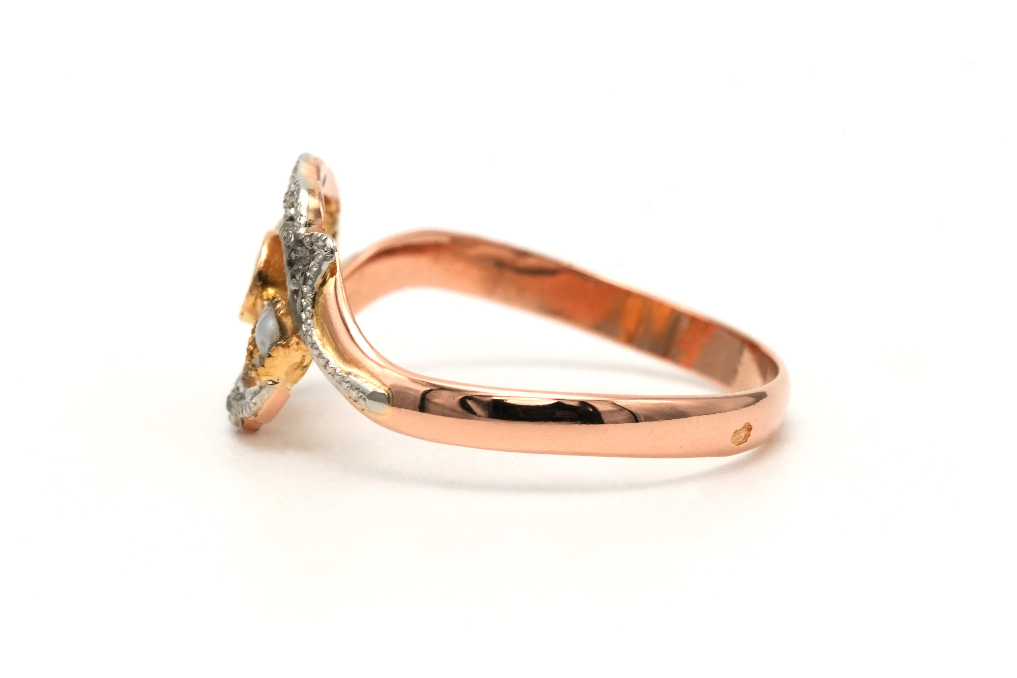 Bague Art Nouveau en or jaune 18 carats sertie d'une émeraude, de perles et de diamants taille "rose" - 3