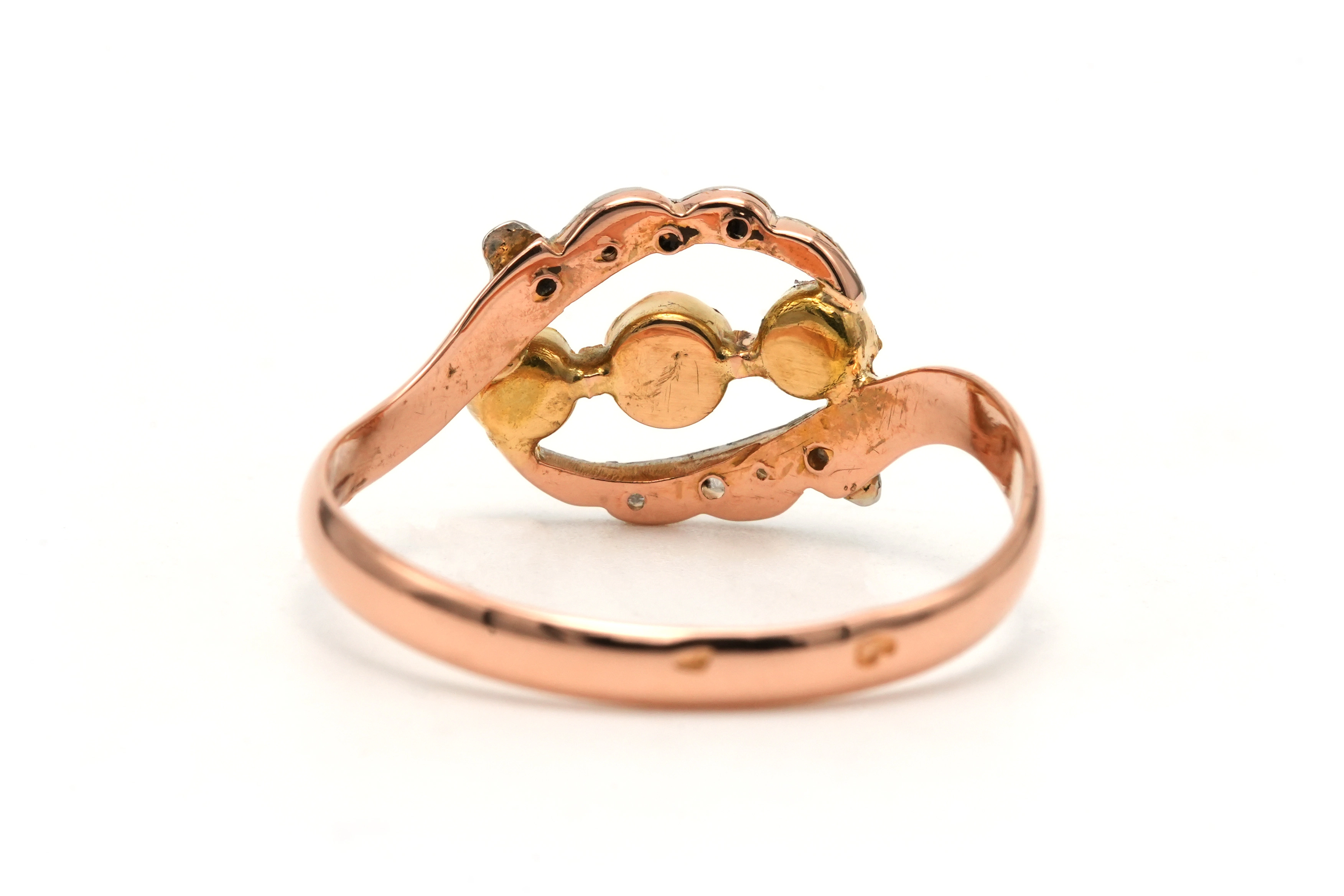 Bague Art Nouveau en or jaune 18 carats sertie d'une émeraude, de perles et de diamants taille "rose" - 5