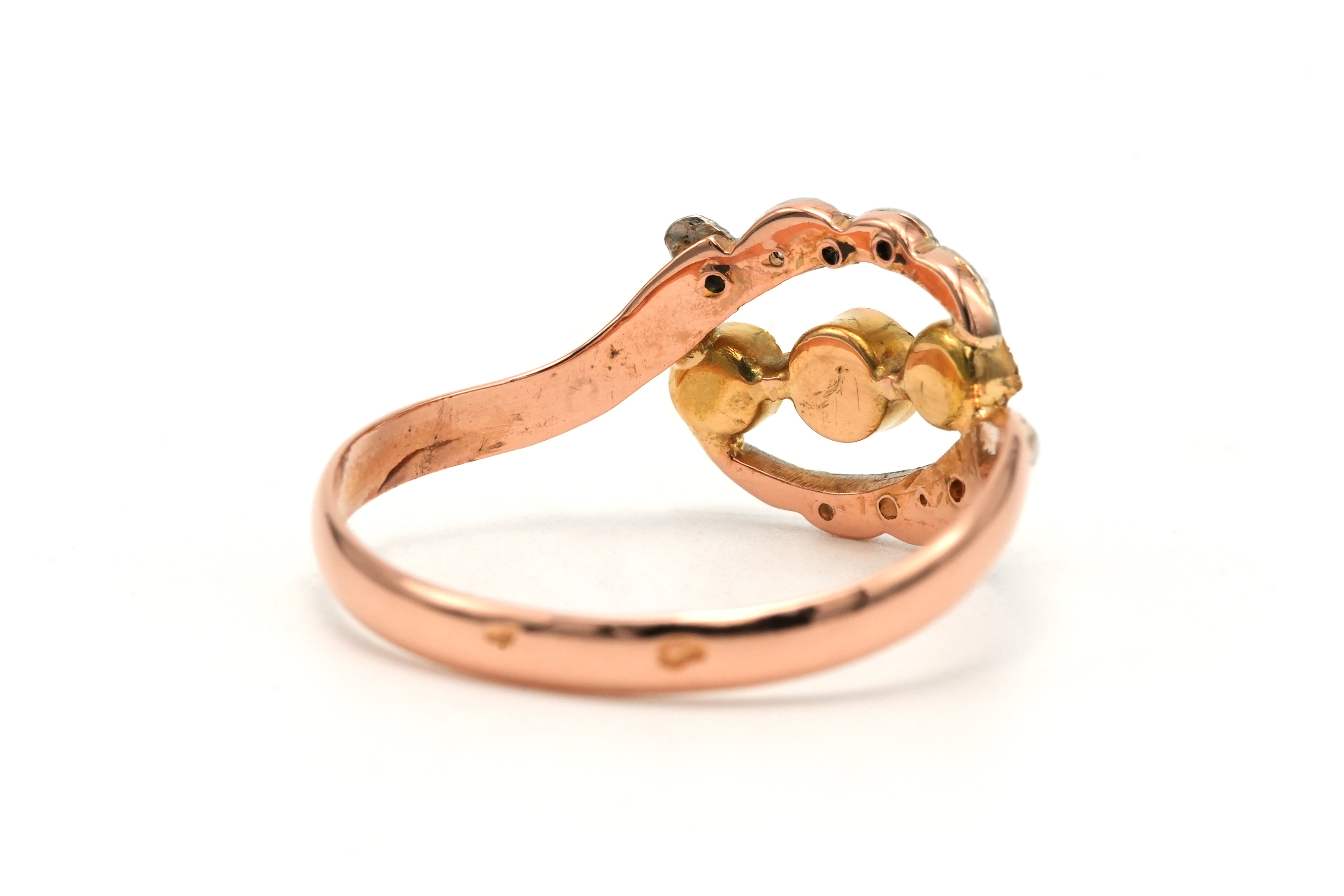 Bague Art Nouveau en or jaune 18 carats sertie d'une émeraude, de perles et de diamants taille "rose" - 6