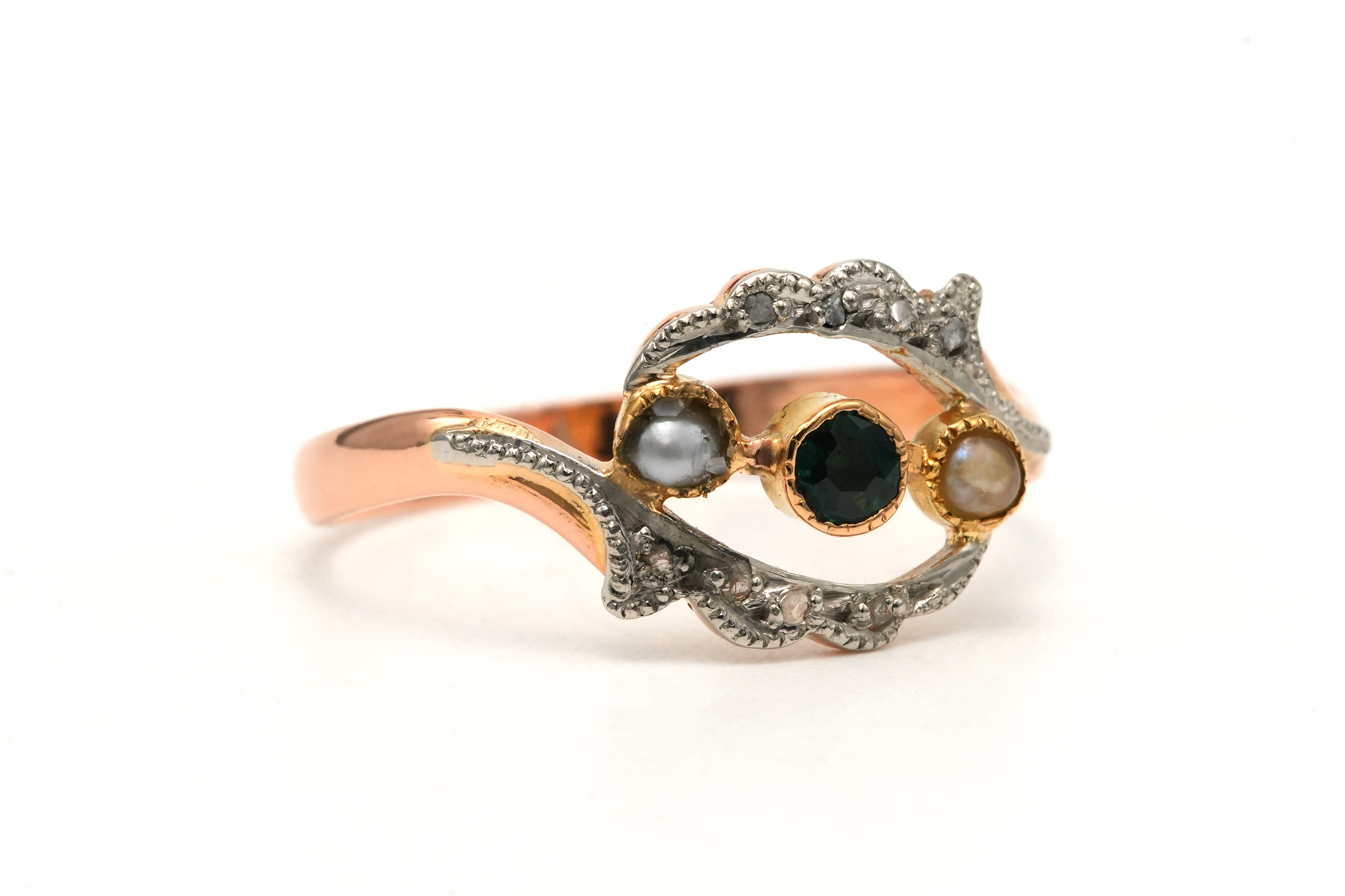 Bague Art Nouveau en or jaune 18 carats sertie d'une émeraude, de perles et de diamants taille "rose" - 7