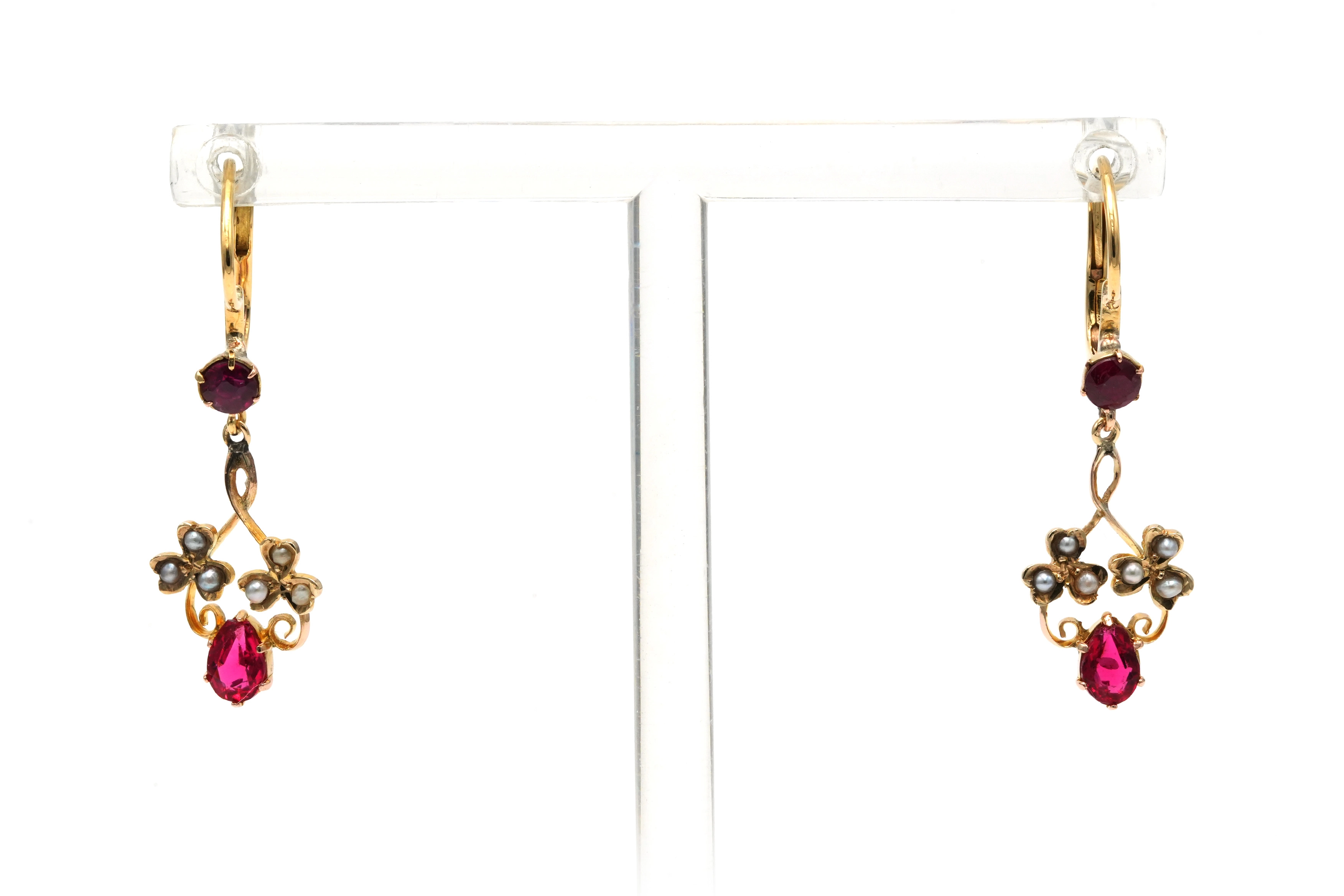 Boucles d'oreilles Art Nouveau en or jaune 18 carats serties de rubis et de perles - 1