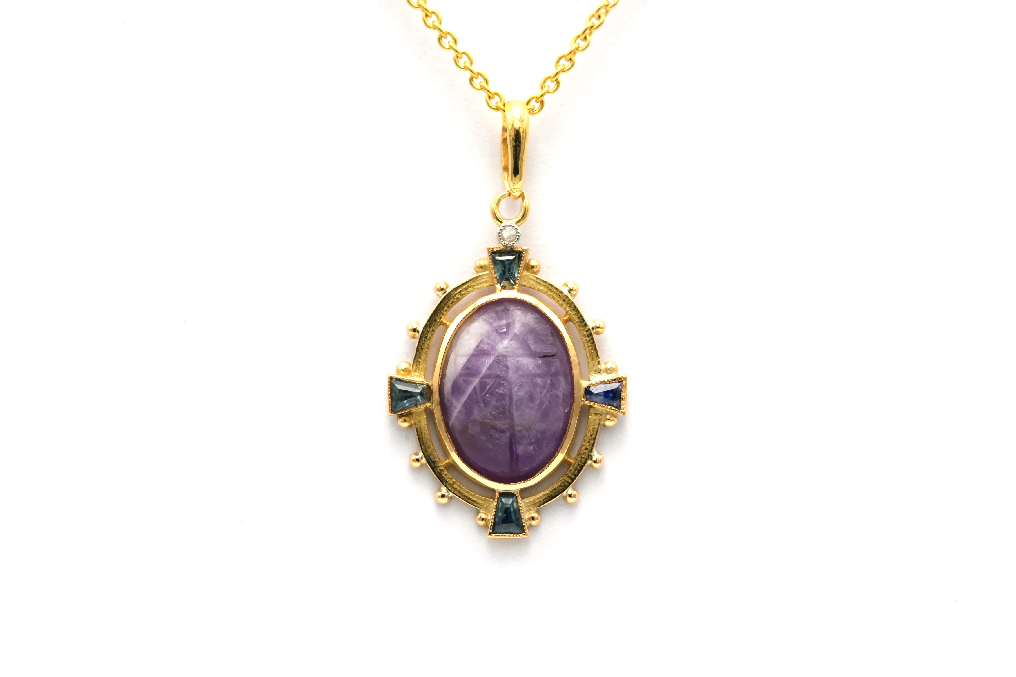 Pendentif Art Déco en or jaune 18 carats serti d'une améthyste, de saphirs et d'un diamant taille "rose" - 1