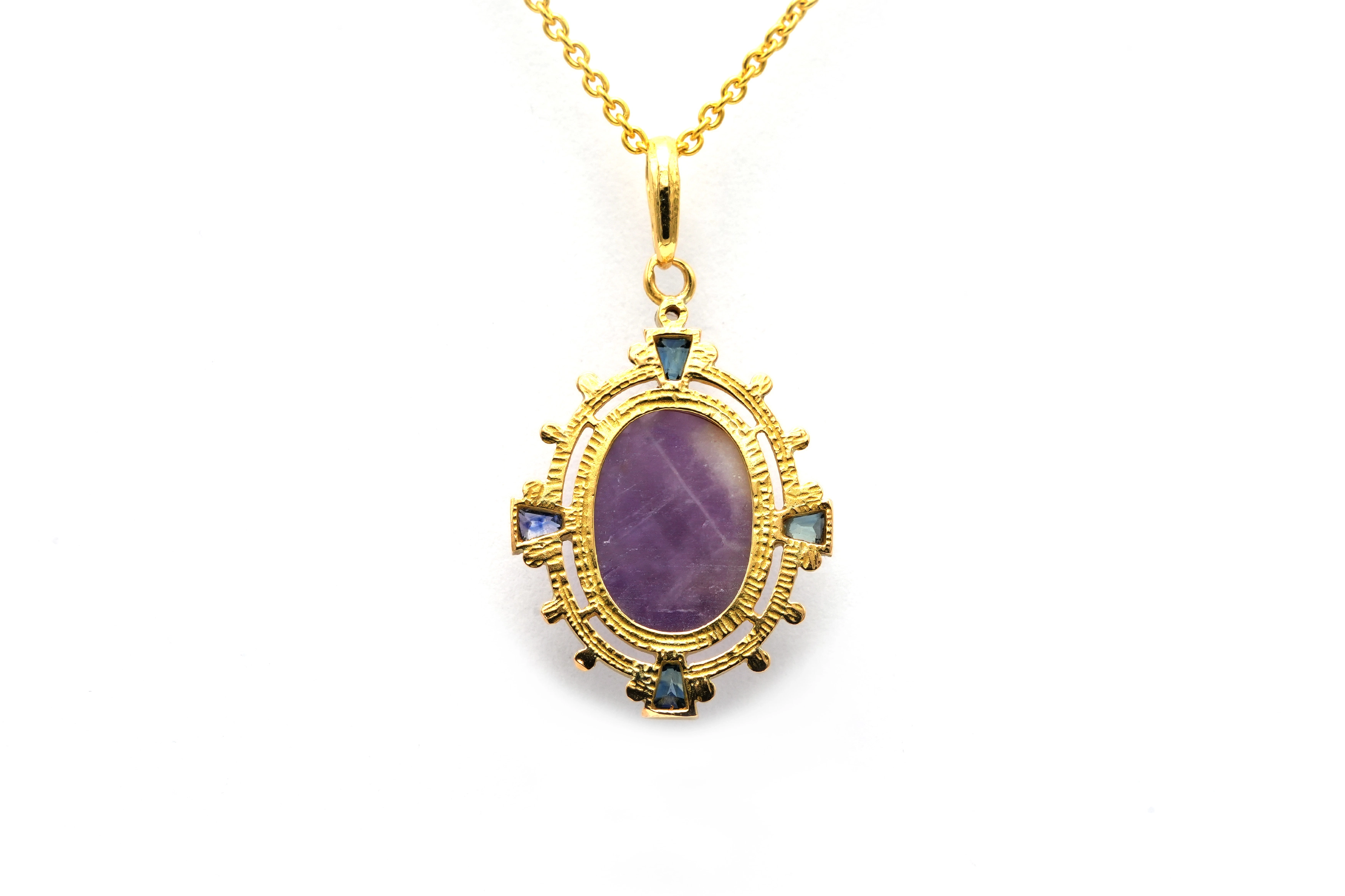 Pendentif Art Déco en or jaune 18 carats serti d'une améthyste, de saphirs et d'un diamant taille "rose" - 4