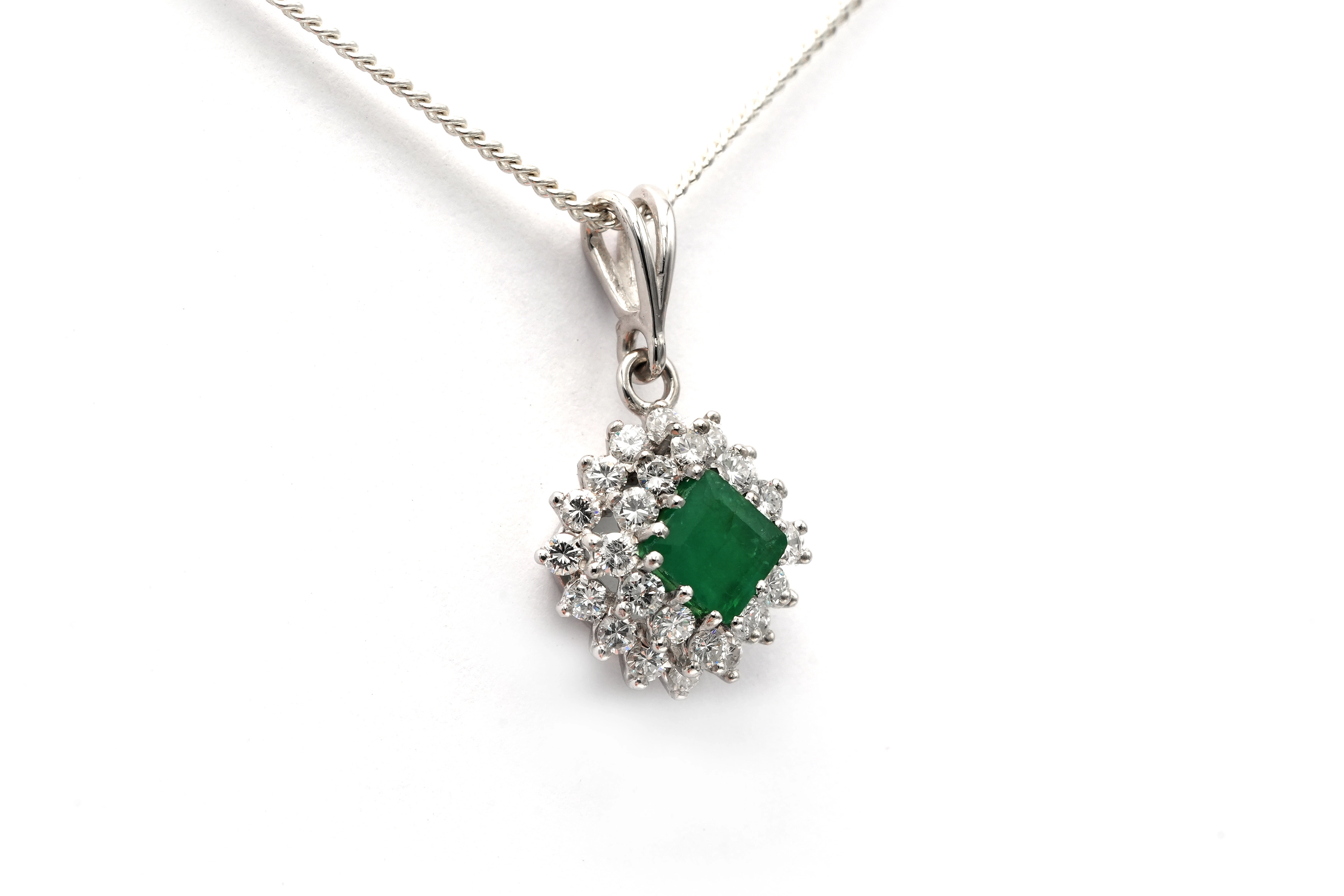 Pendentif contemporain en or blanc 18 carats serti d'une émeraude et de diamants taille "brillant" (+-0.70ct) - 2