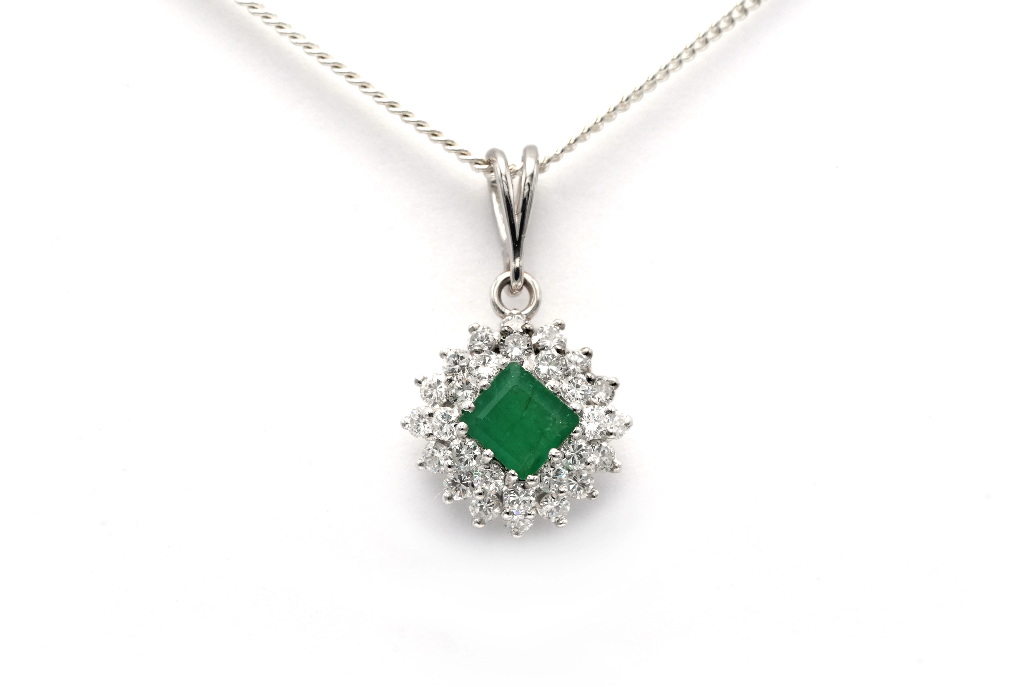 Pendentif contemporain en or blanc 18 carats serti d'une émeraude et de diamants taille "brillant" (+-0.70ct) - 1
