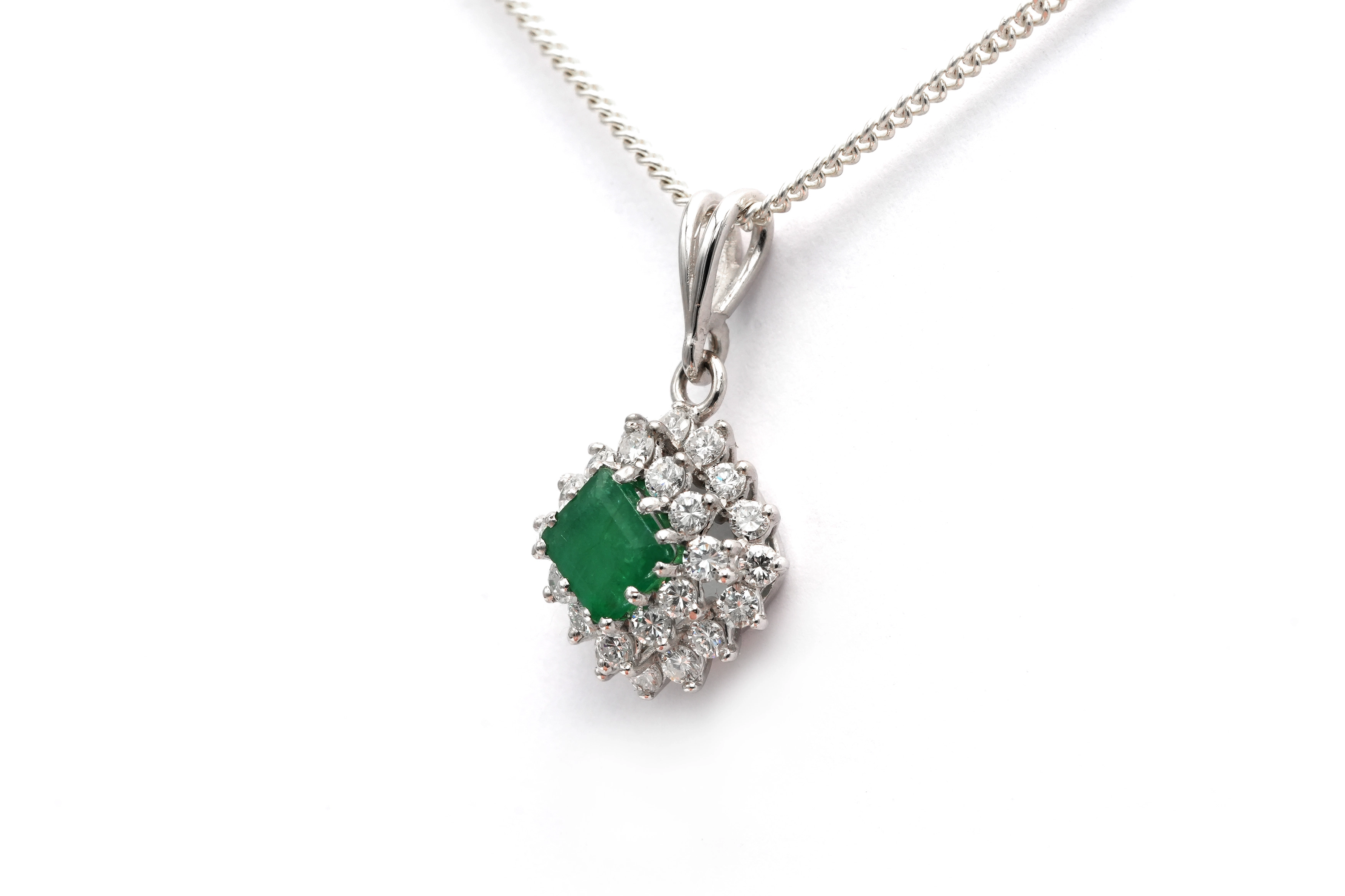 Pendentif contemporain en or blanc 18 carats serti d'une émeraude et de diamants taille "brillant" (+-0.70ct) - 3