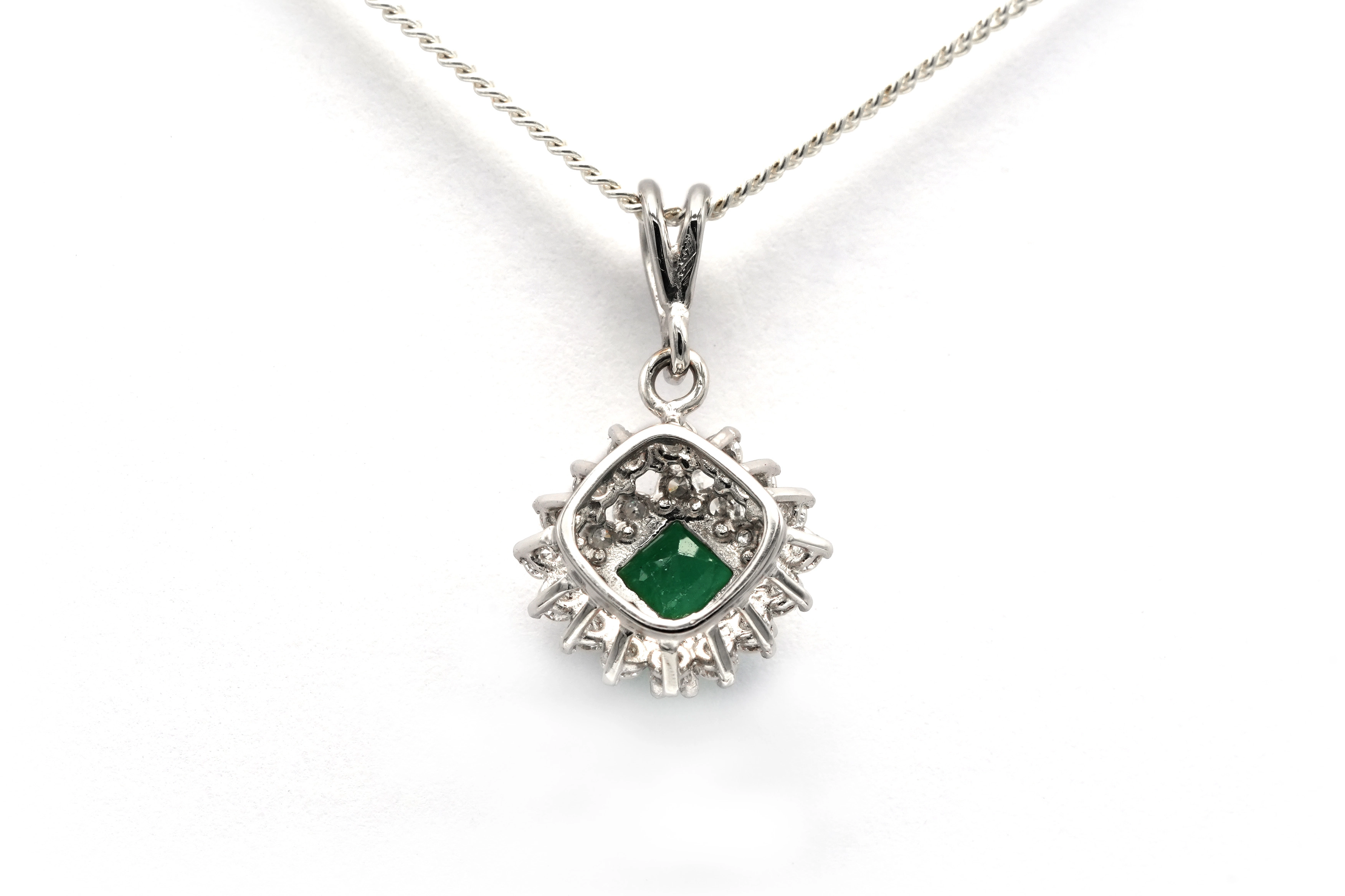 Pendentif contemporain en or blanc 18 carats serti d'une émeraude et de diamants taille "brillant" (+-0.70ct) - 4
