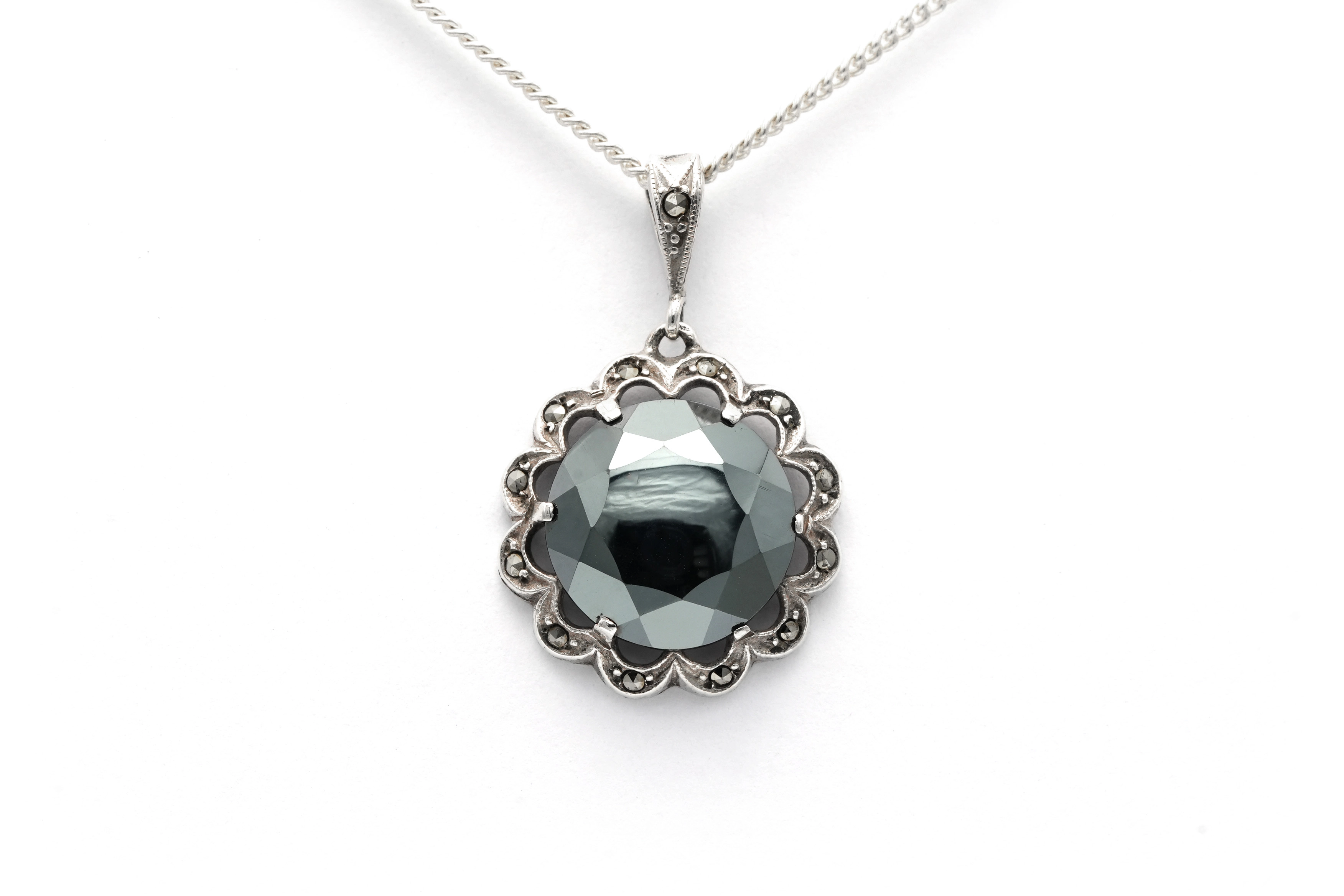 Pendentif Art Déco en argent serti d'une hématite et de marcassites - 1