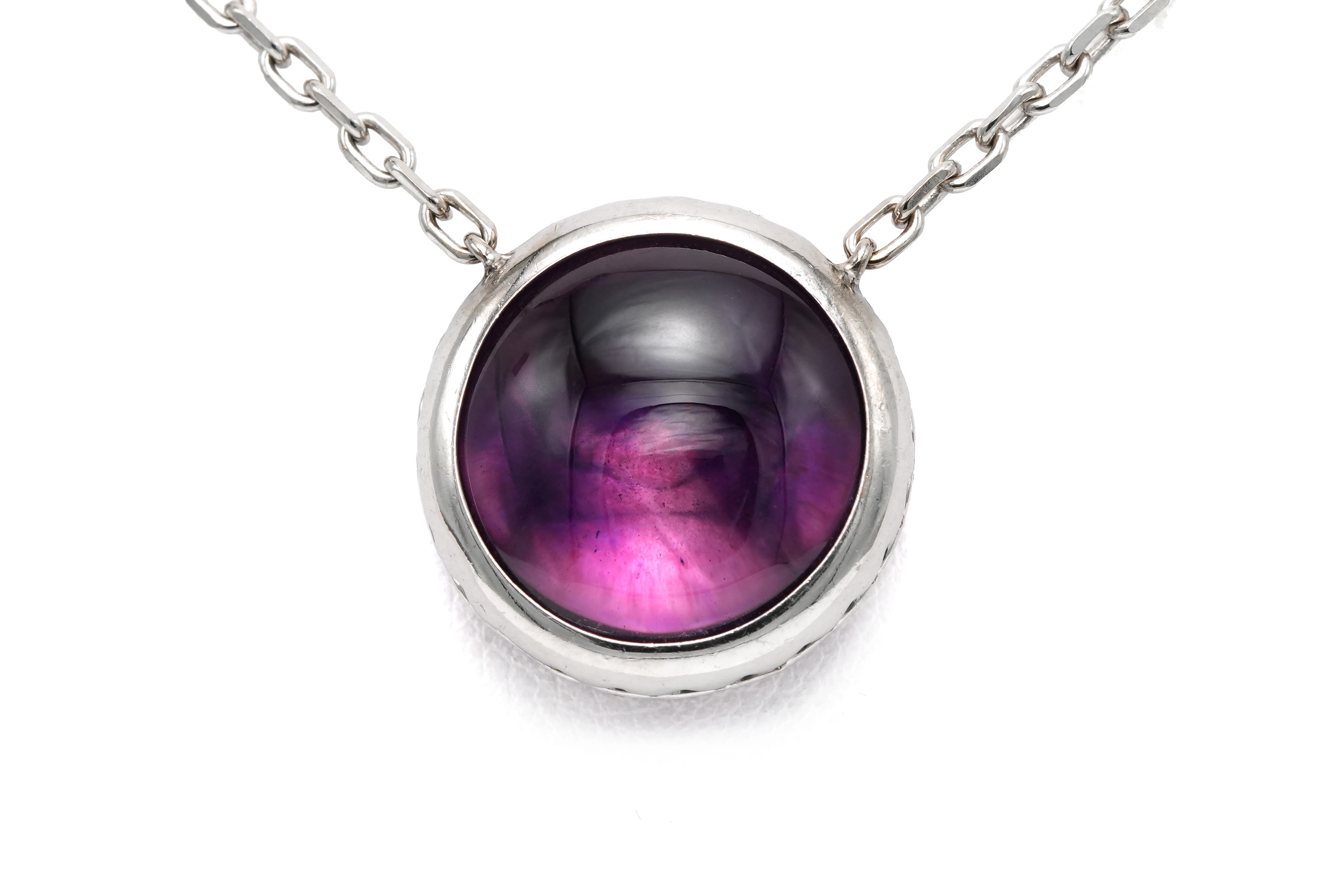 Collier contemporain Boucheron "Tentation macaron" en or blanc 18 carats serti de saphirs et d'une améthyste - 2