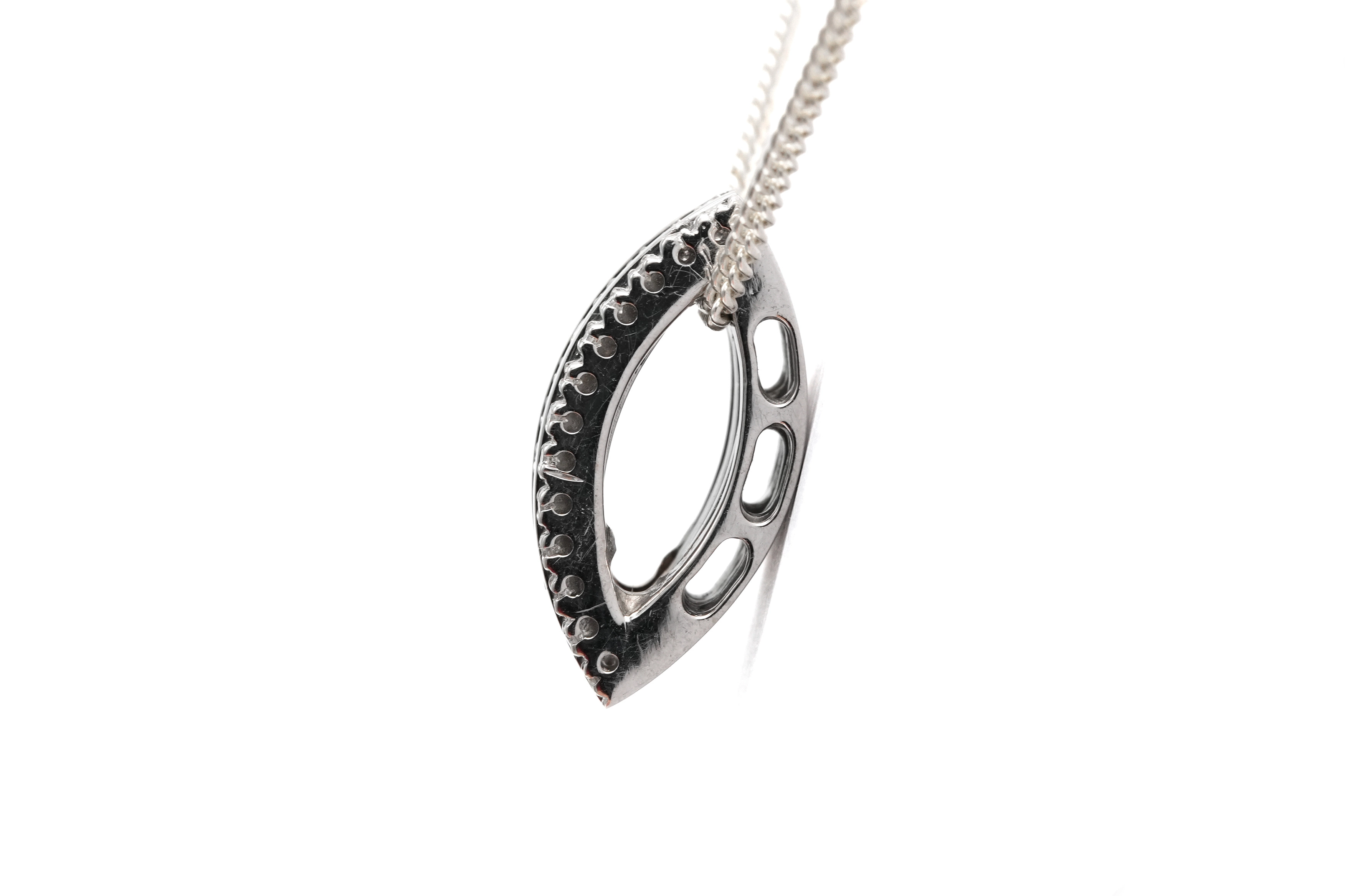 Pendentif contemporain en or blanc 18 carats serti de diamants taille "brillant" (+-0.39ct) - 5