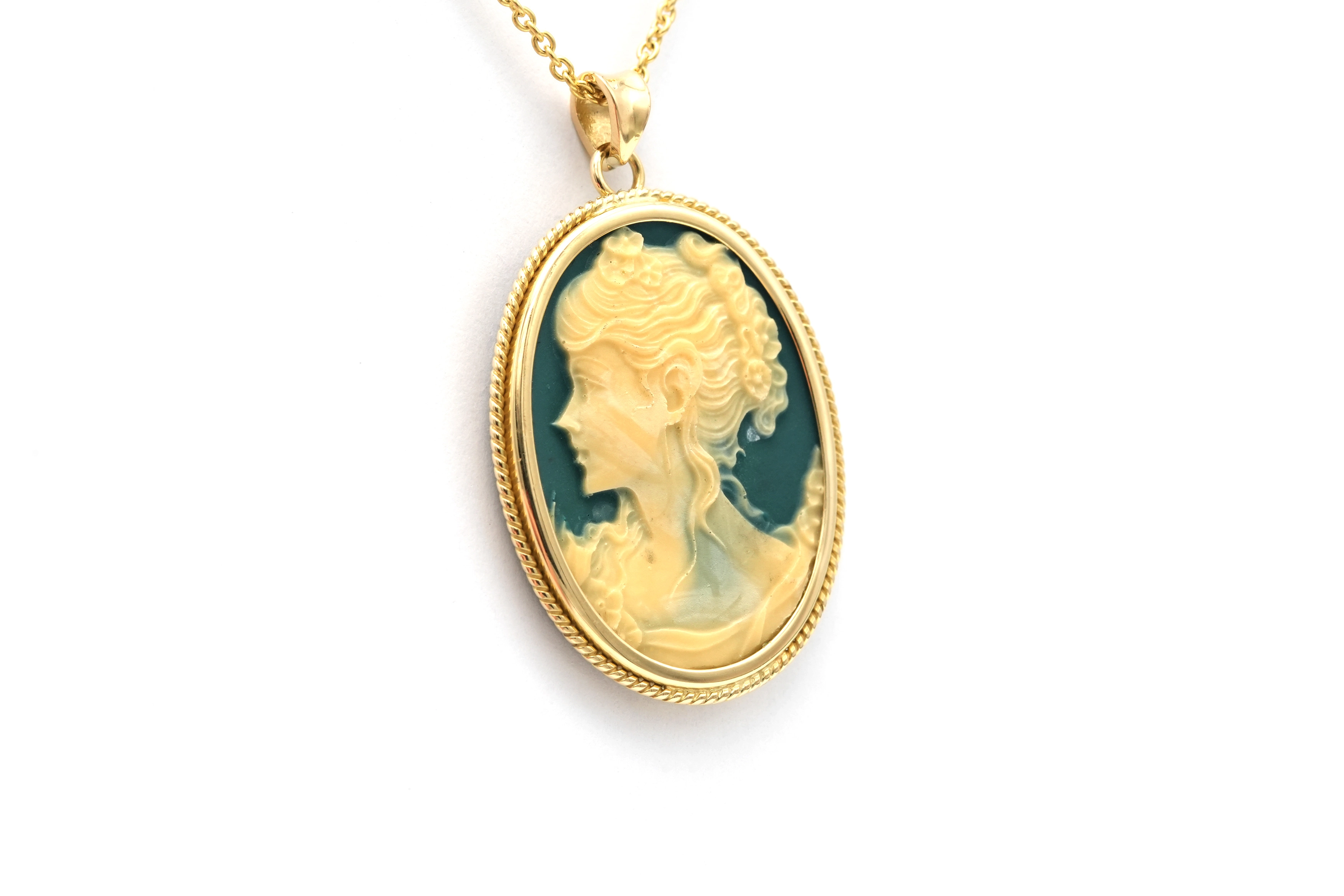 Pendentif Années 50 en or jaune 18 carats serti d'un camée et de nacre - 2