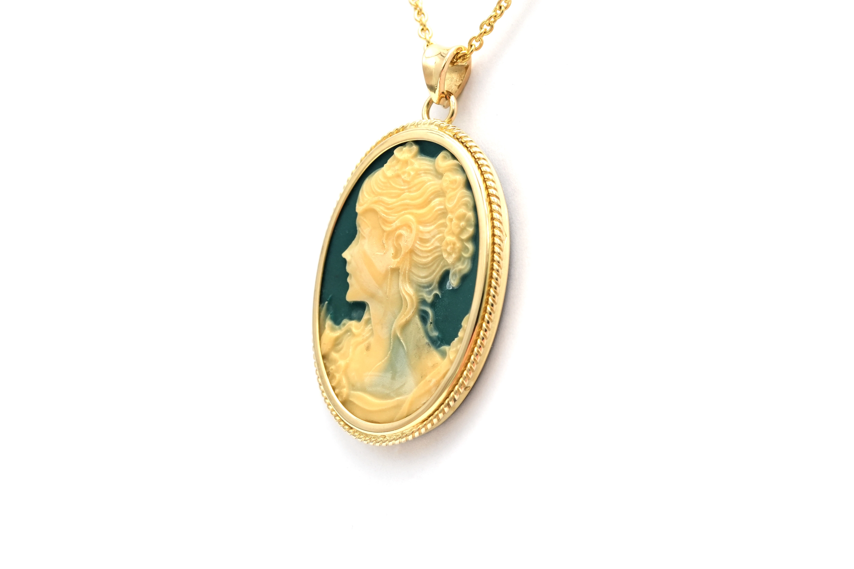 Pendentif Années 50 en or jaune 18 carats serti d'un camée et de nacre - 3