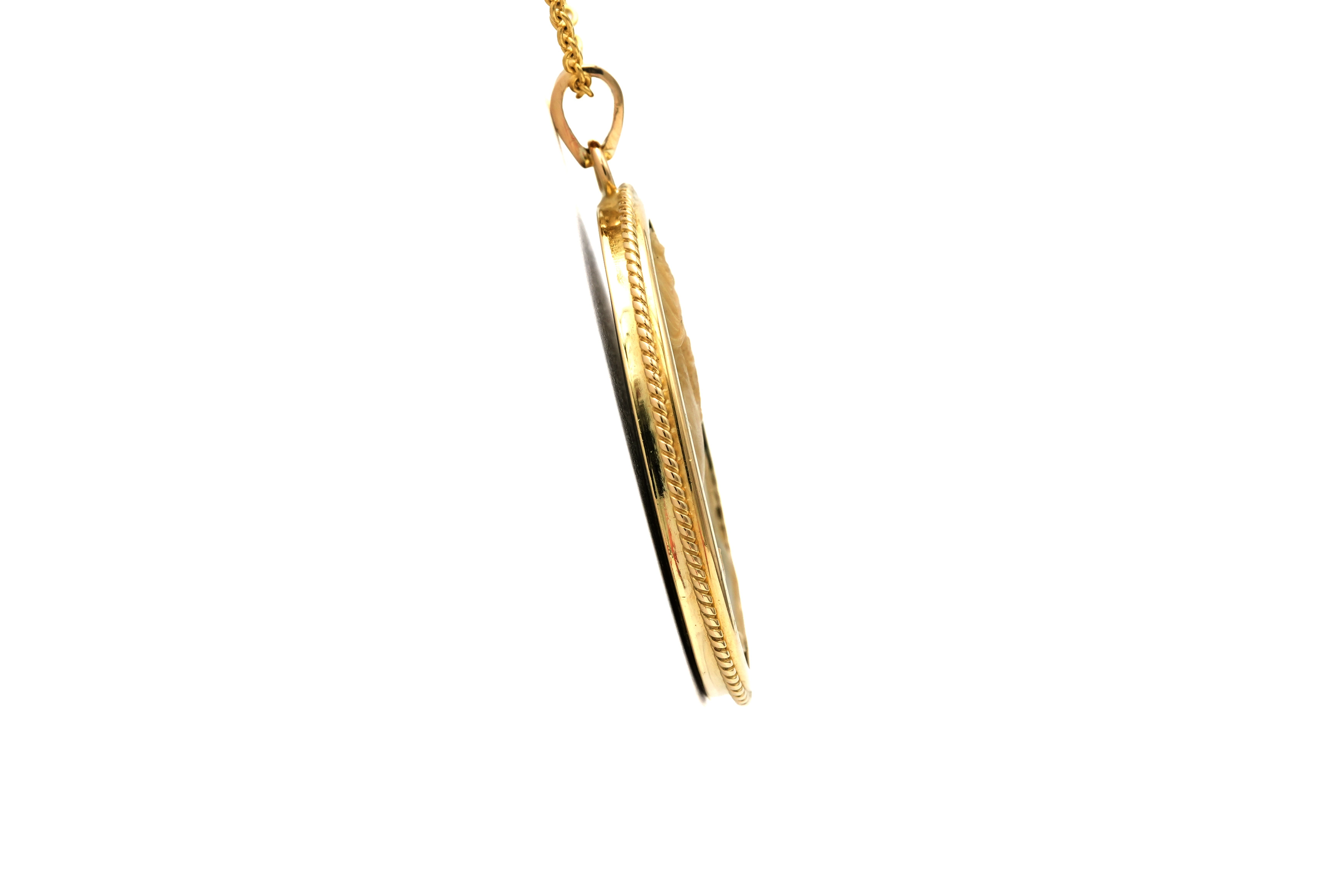 Pendentif Années 50 en or jaune 18 carats serti d'un camée et de nacre - 5
