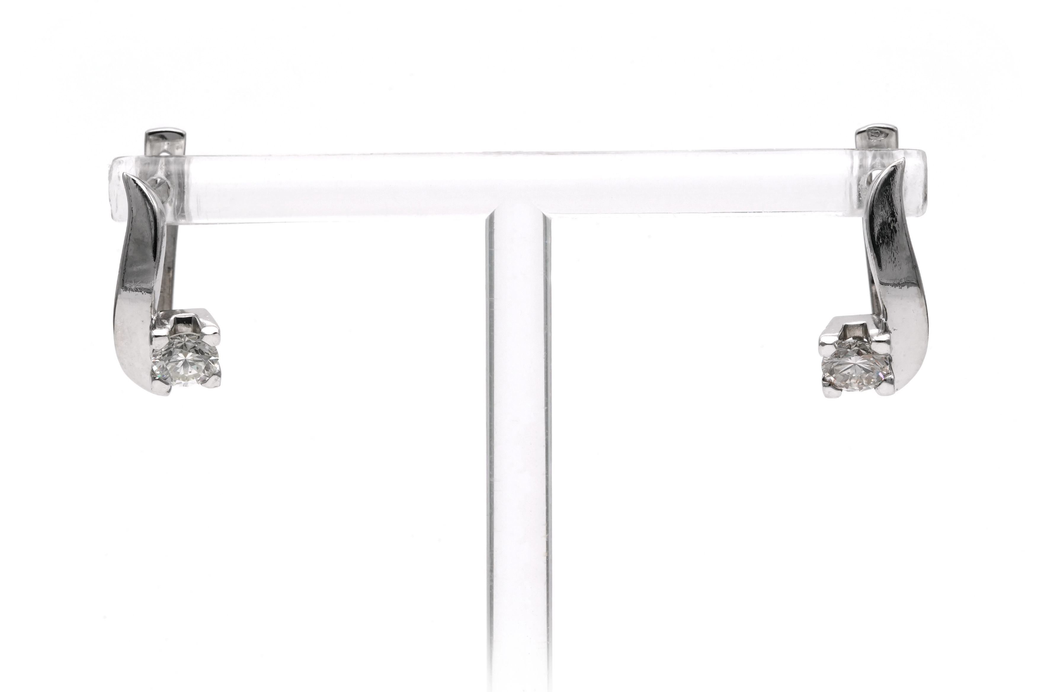 Boucles d'oreilles contemporaines en or blanc 18 carats serties de diamants taille "brillant" (+-0.80ct) - 1