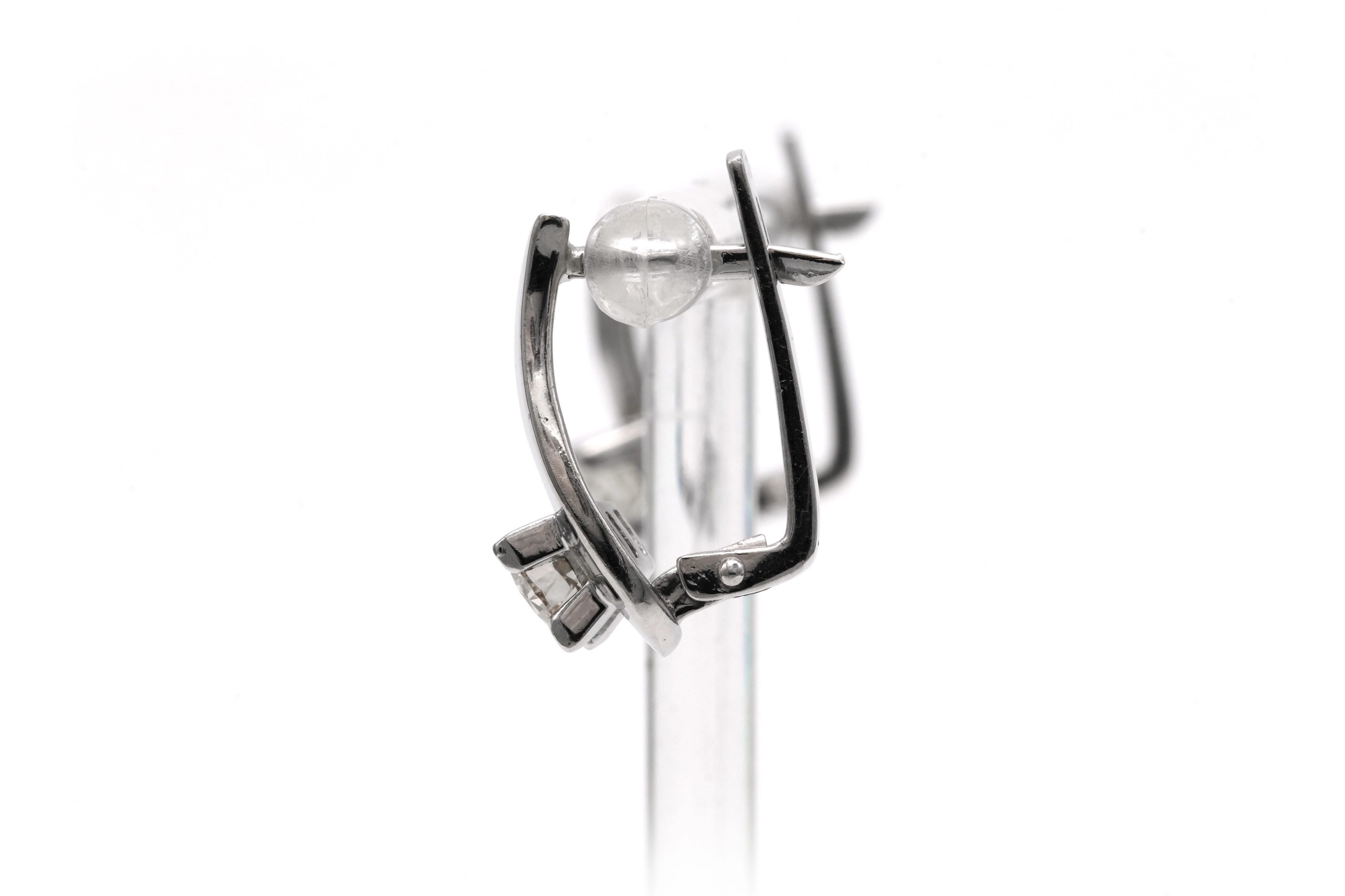 Boucles d'oreilles contemporaines en or blanc 18 carats serties de diamants taille "brillant" (+-0.80ct) - 3