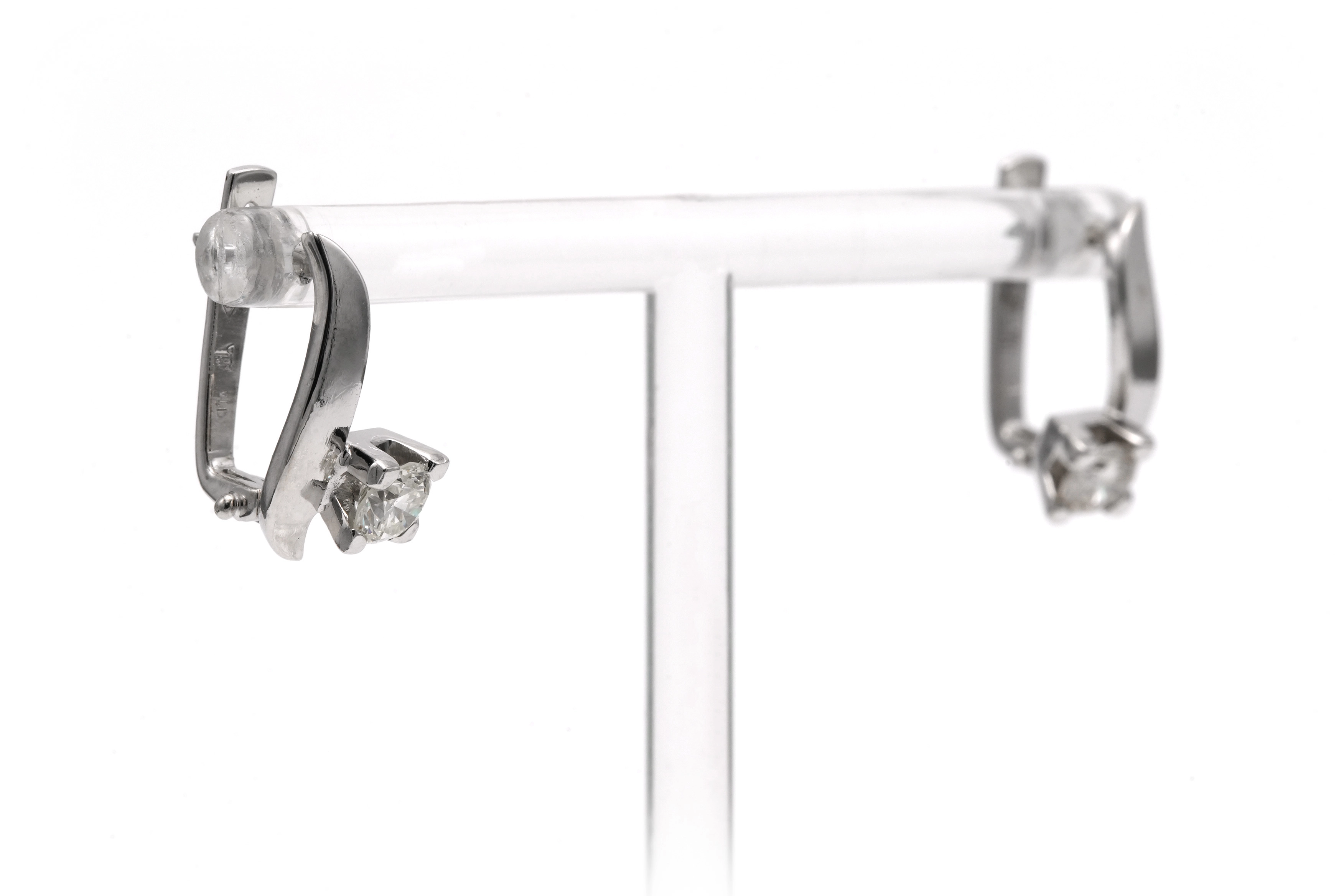 Boucles d'oreilles contemporaines en or blanc 18 carats serties de diamants taille "brillant" (+-0.80ct) - 6