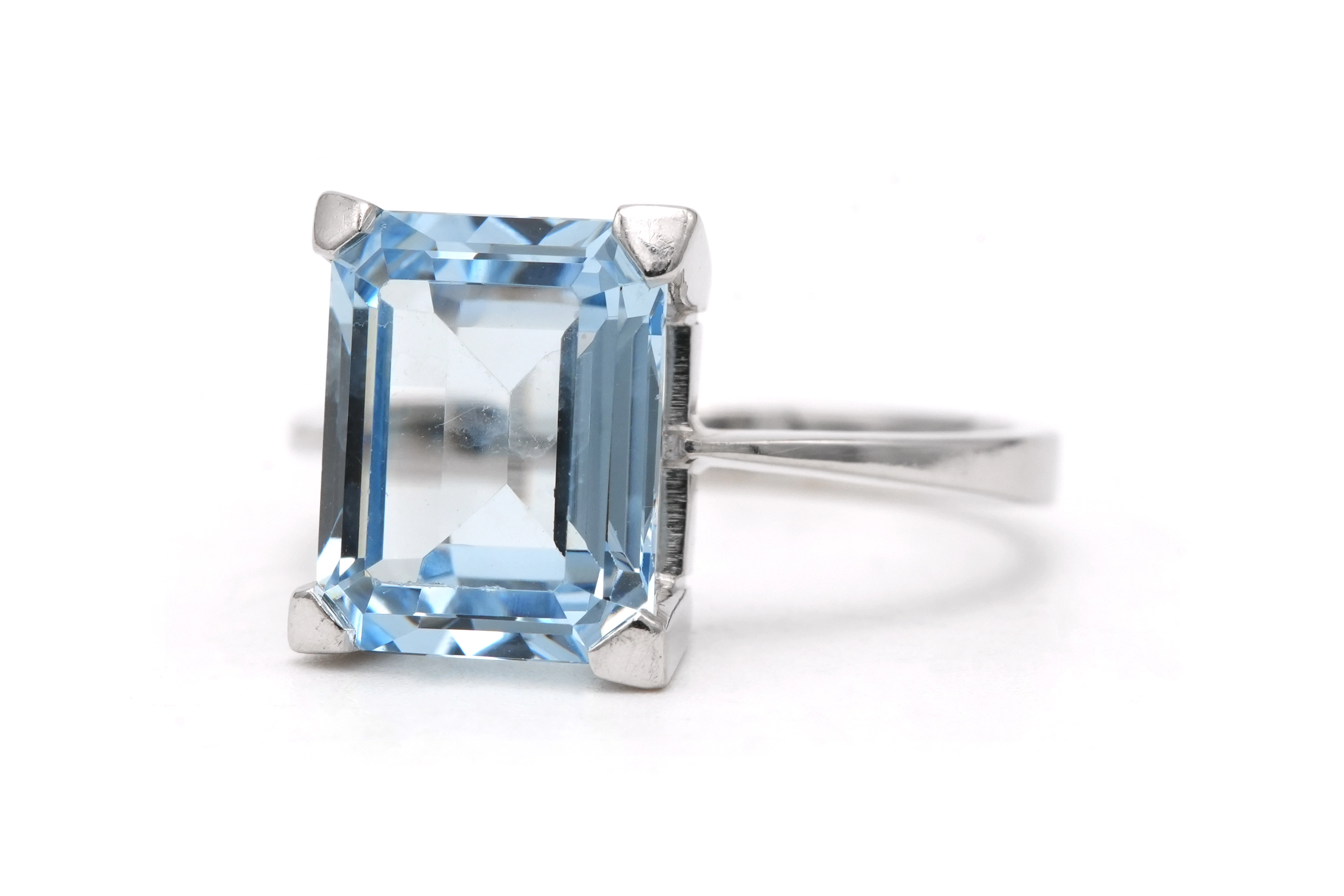 Bague contemporaine en or blanc 18 carats sertie d'une aigue marine - 1