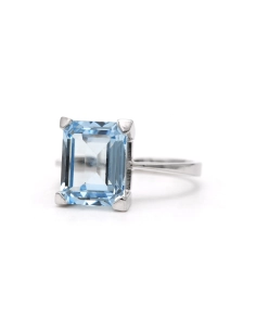 Bague contemporaine en or blanc 18 carats sertie d'une aigue marine - 1